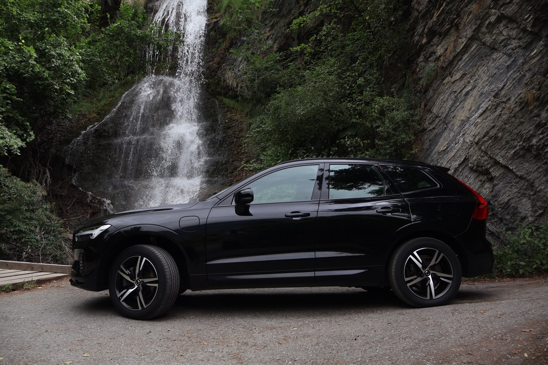 VOLVO XC60 T6 eAWD PluginHybrid R-Design Geartronic-image-3