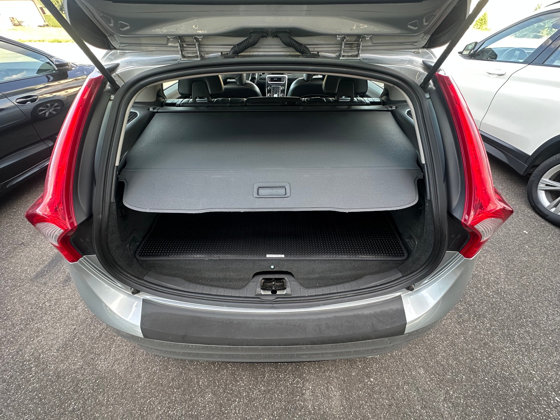 VOLVO V60 D6 AWD Plug-in Hybrid Pure Limited Geartronic-image-10