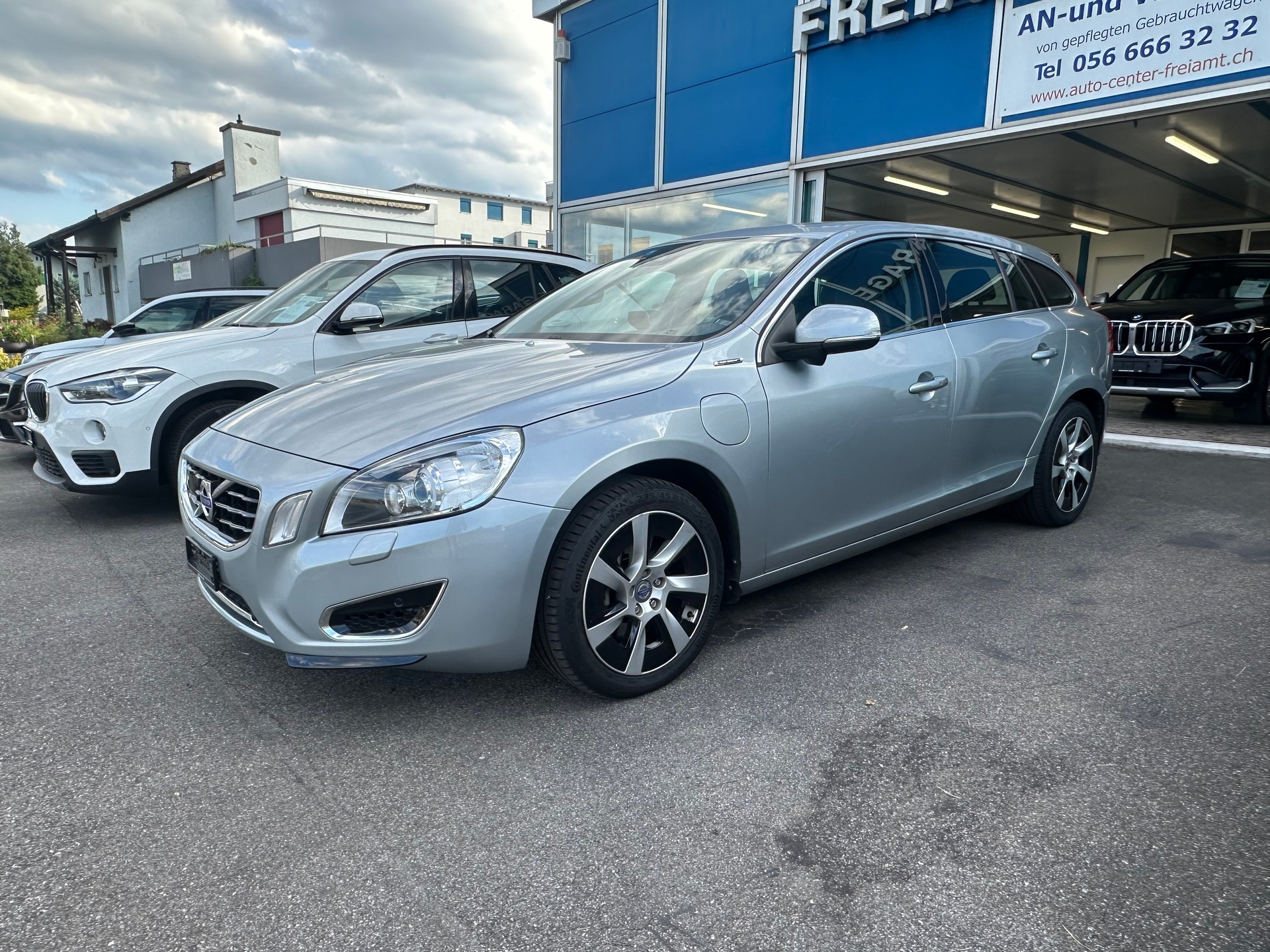 VOLVO V60 D6 AWD Plug-in Hybrid Pure Limited Geartronic-image-1