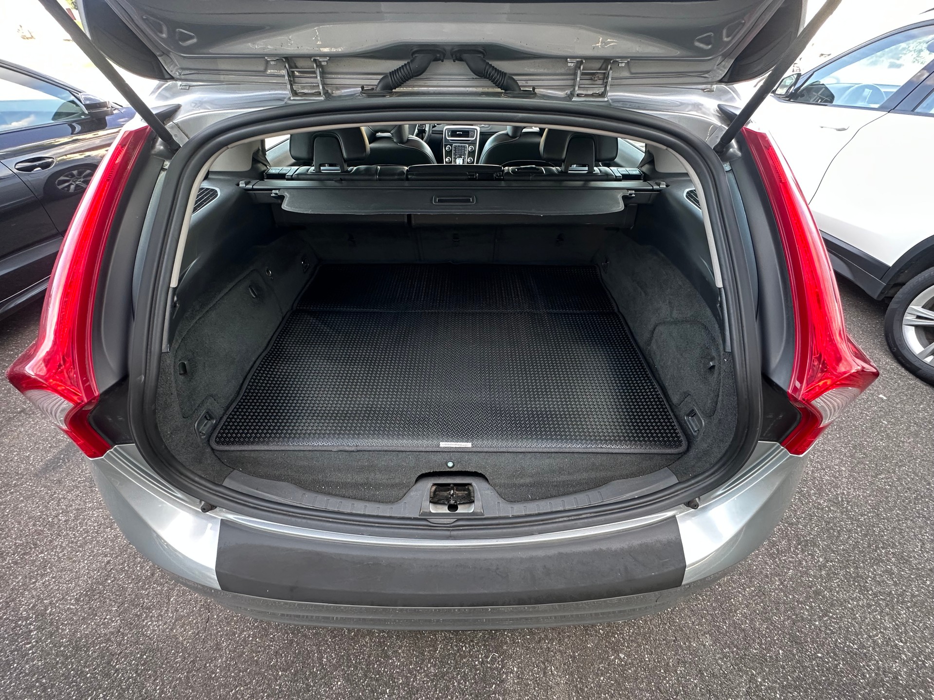 VOLVO V60 D6 AWD Plug-in Hybrid Pure Limited Geartronic-image-9