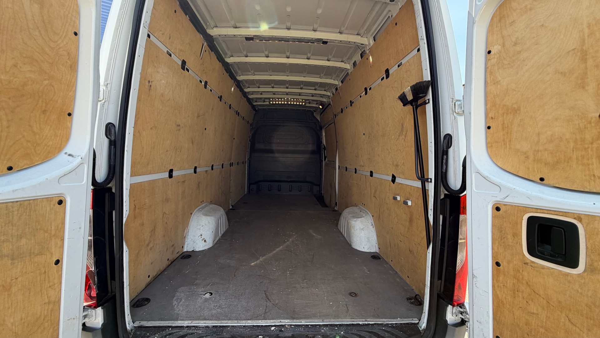 MERCEDES-BENZ Sprinter 316 CDI Lang "* Tempomat * Phares auto * Suspension Pneumatique * Suspension Renforcé *"-image-15