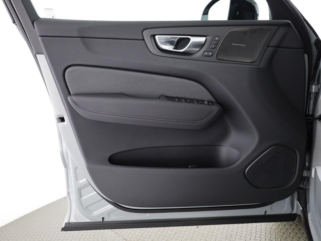 VOLVO XC60 2.0 T6 TE Black Edition eAWD-image-16