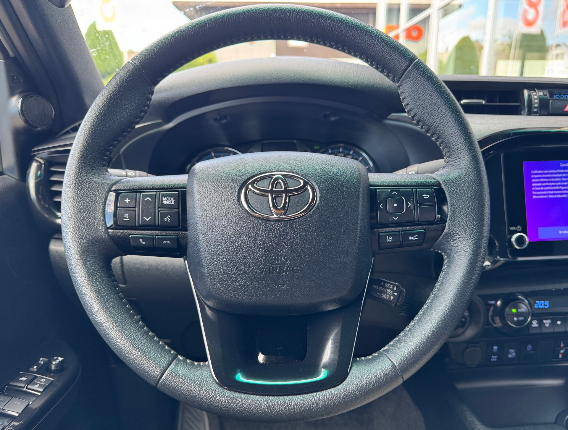 TOYOTA Hilux 2.8d Invincible Double Cab 4x4-image-15