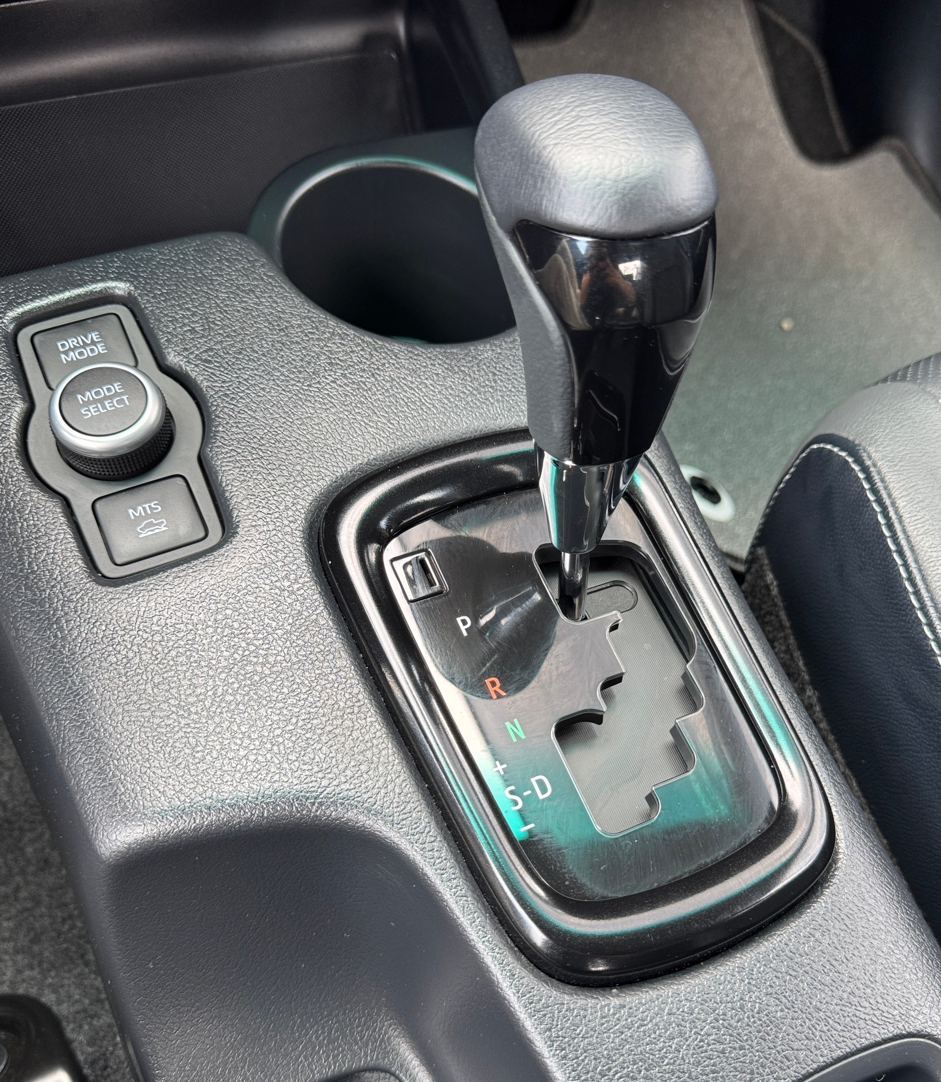 TOYOTA Hilux 2.8d Invincible Double Cab 4x4-image-19