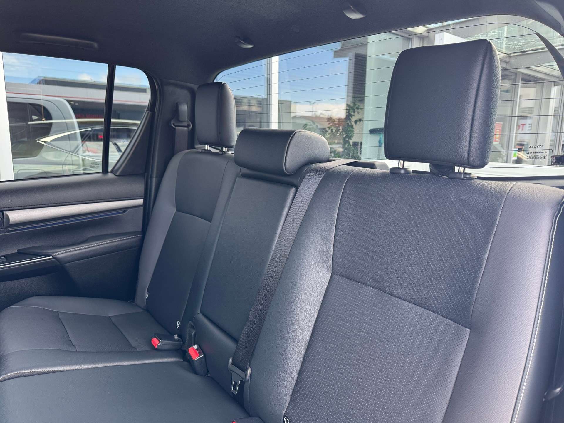 TOYOTA Hilux 2.8d Invincible Double Cab 4x4-image-13