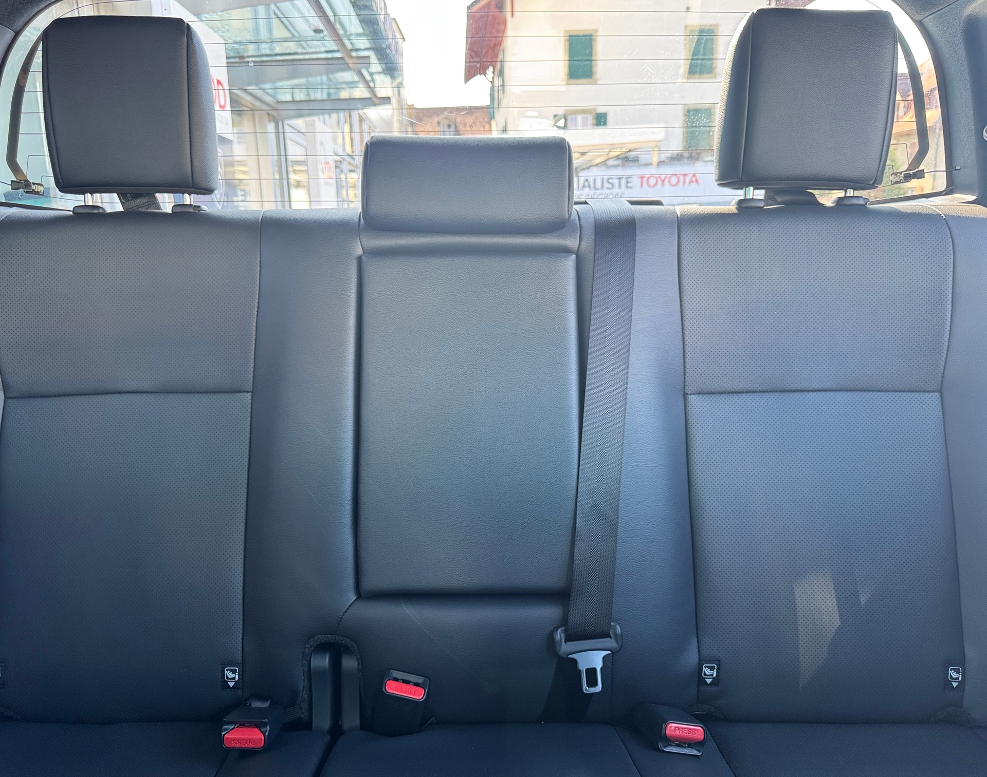 TOYOTA Hilux 2.8d Invincible Double Cab 4x4-image-12