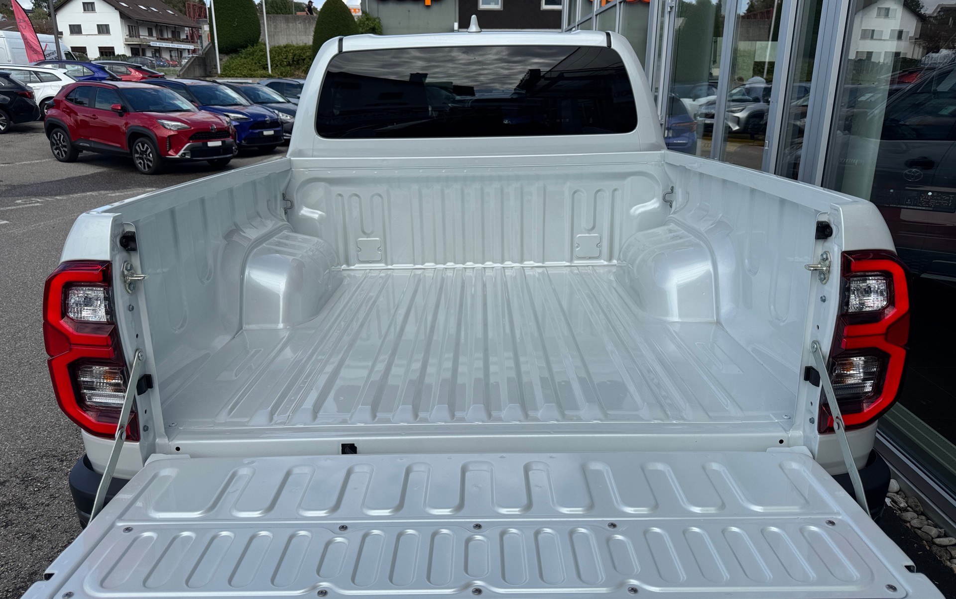 TOYOTA Hilux 2.8d Invincible Double Cab 4x4-image-6