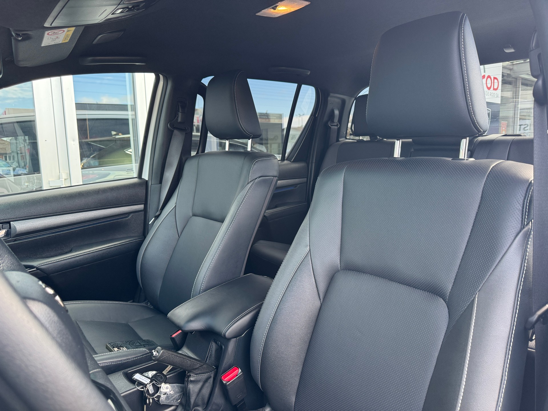 TOYOTA Hilux 2.8d Invincible Double Cab 4x4-image-11