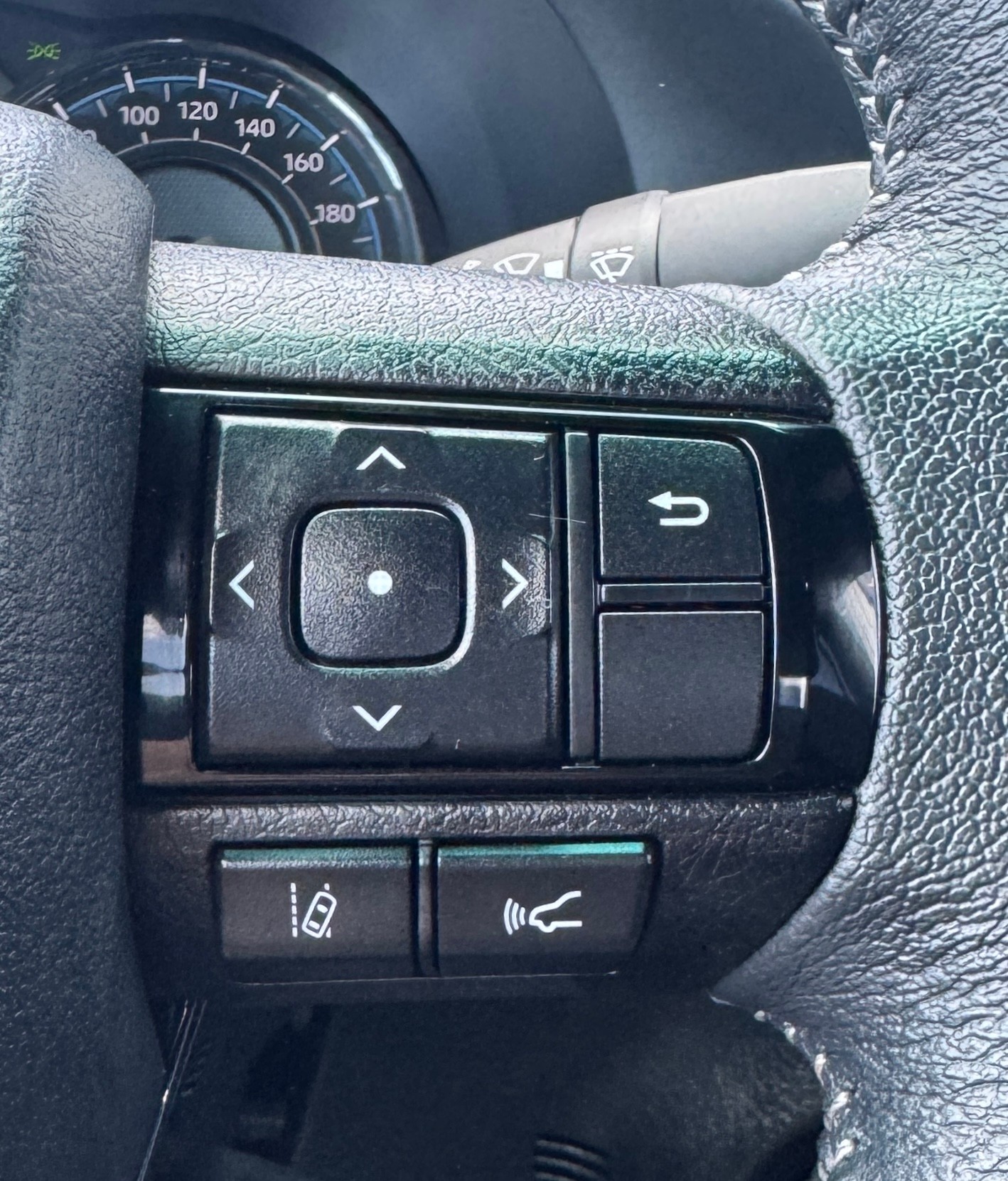 TOYOTA Hilux 2.8d Invincible Double Cab 4x4-image-17