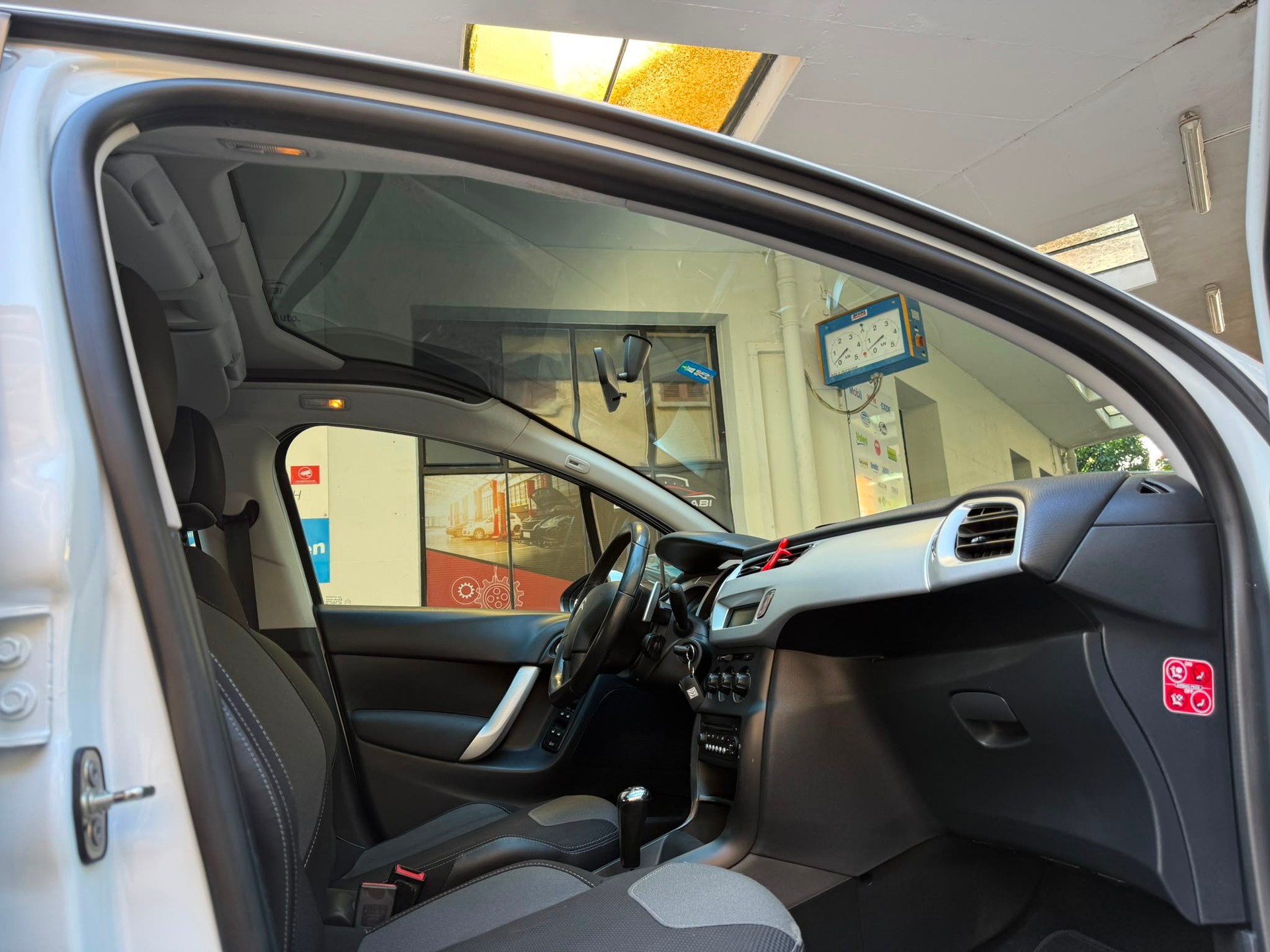 CITROEN C3 1.4i 16V Exclusive EGS5-image-9