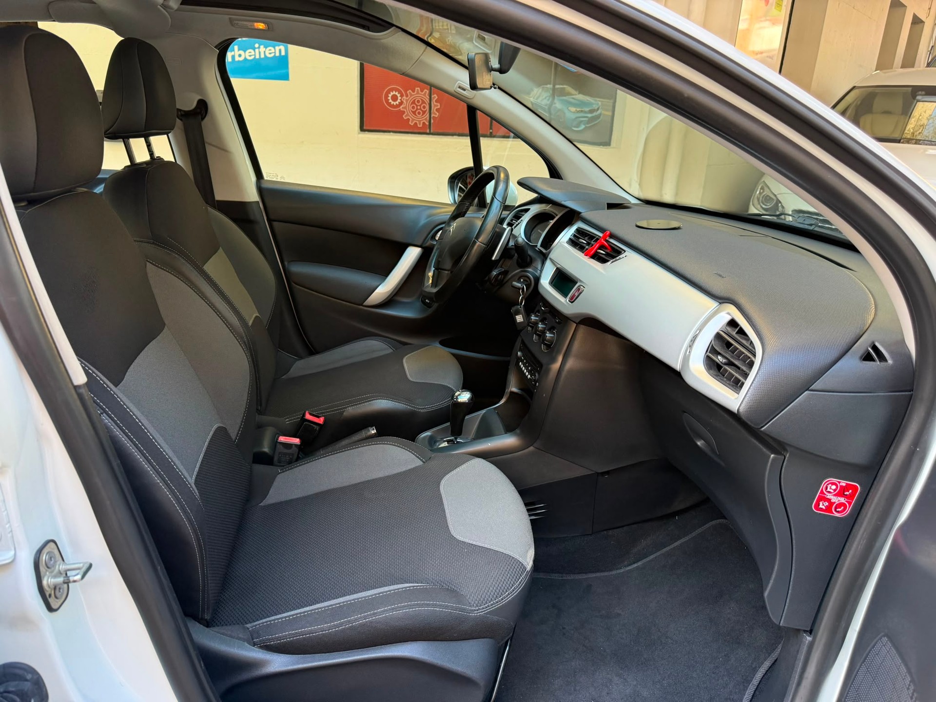 CITROEN C3 1.4i 16V Exclusive EGS5-image-10