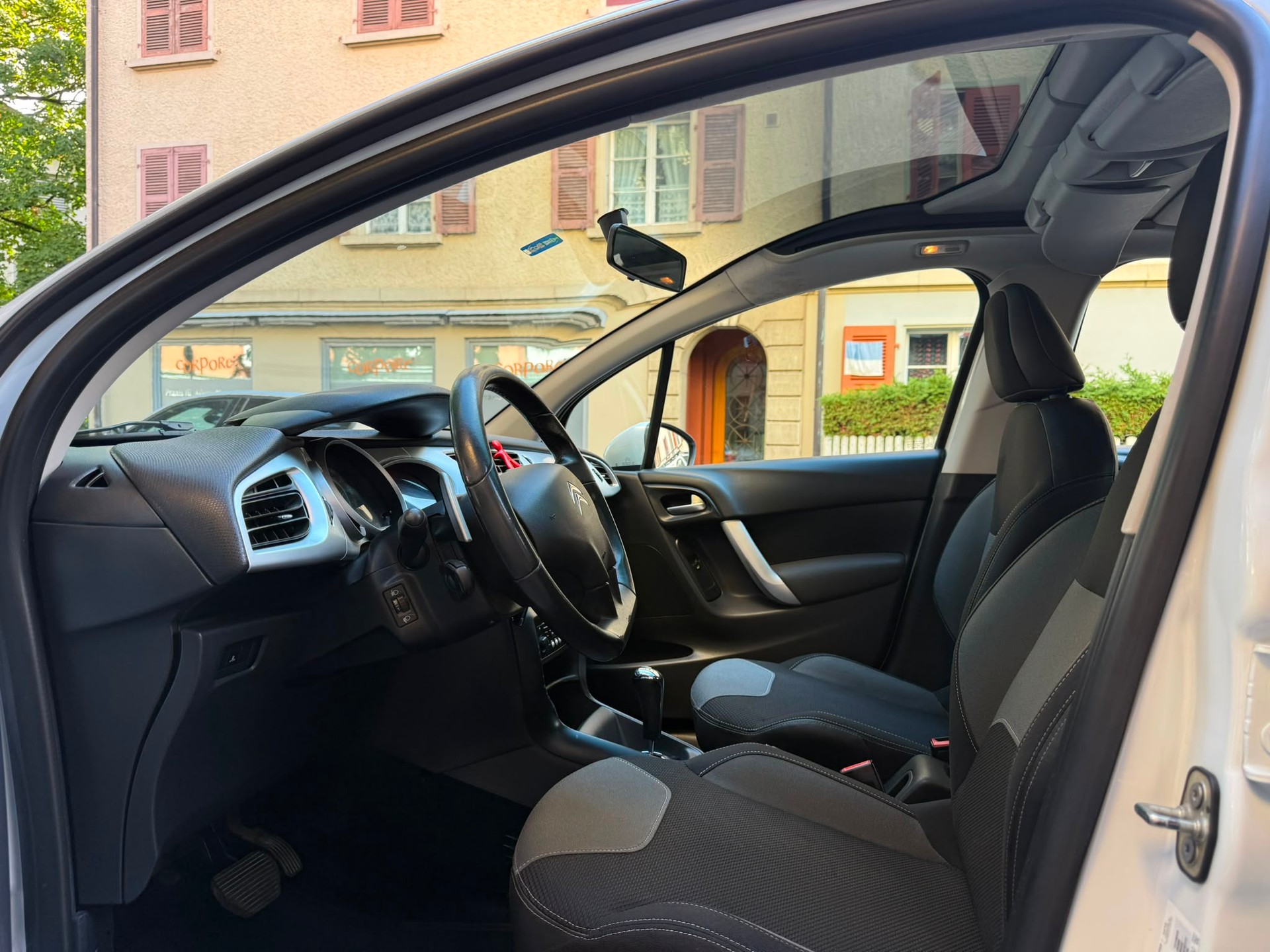 CITROEN C3 1.4i 16V Exclusive EGS5-image-8