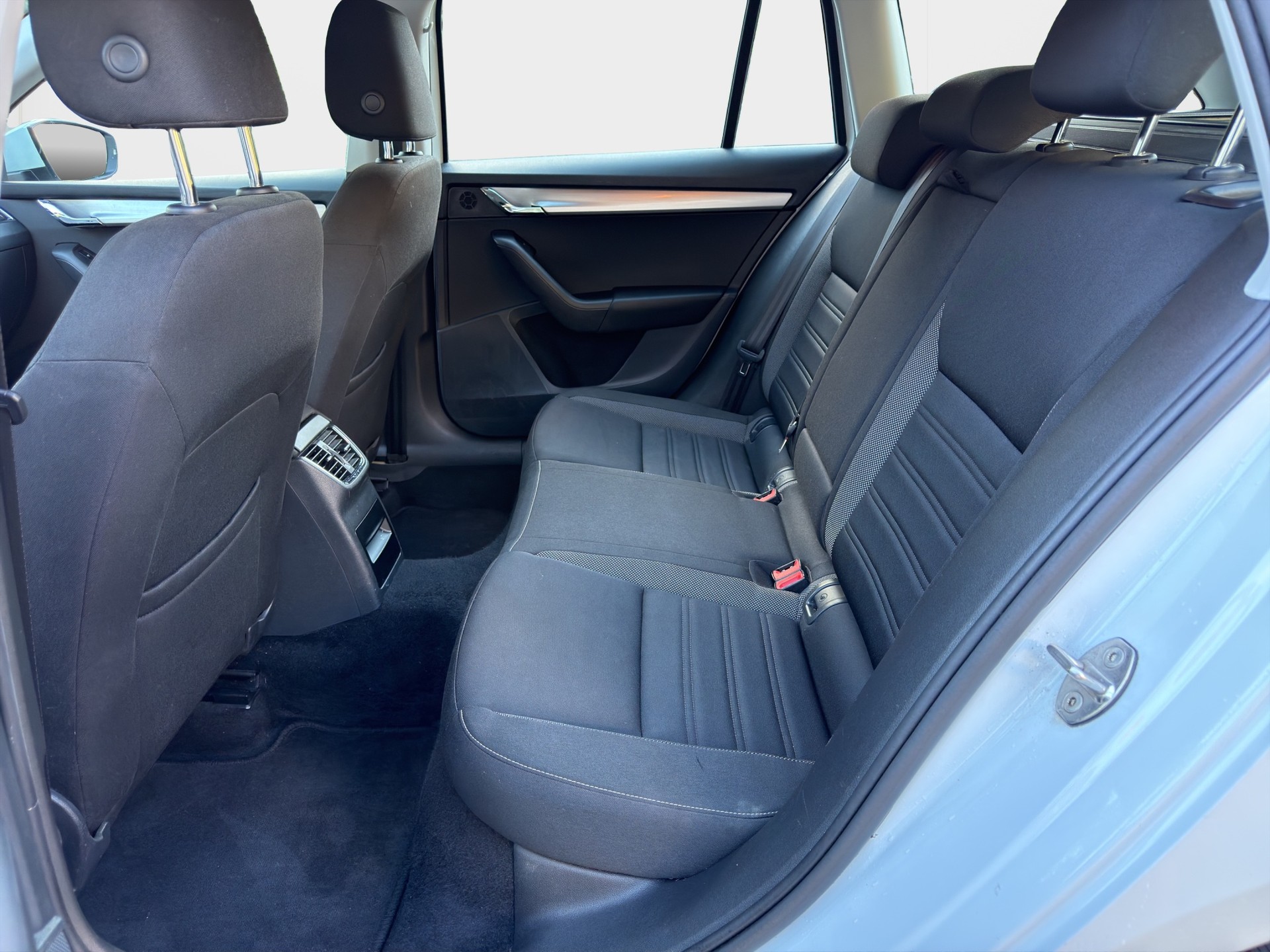 SKODA Octavia Combi 2.0 TDI Ambition 4x4 DSG-image-12