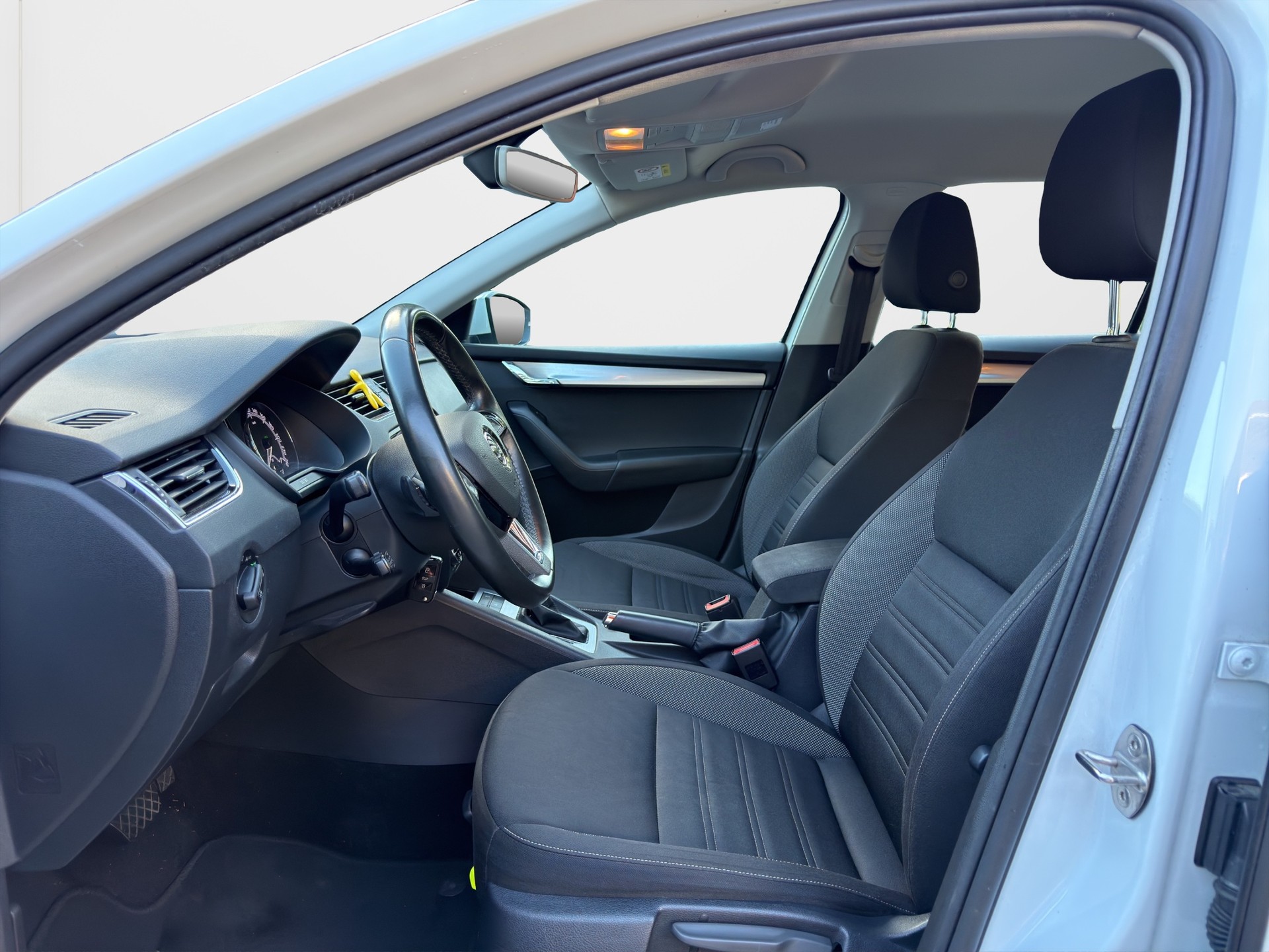 SKODA Octavia Combi 2.0 TDI Ambition 4x4 DSG-image-8