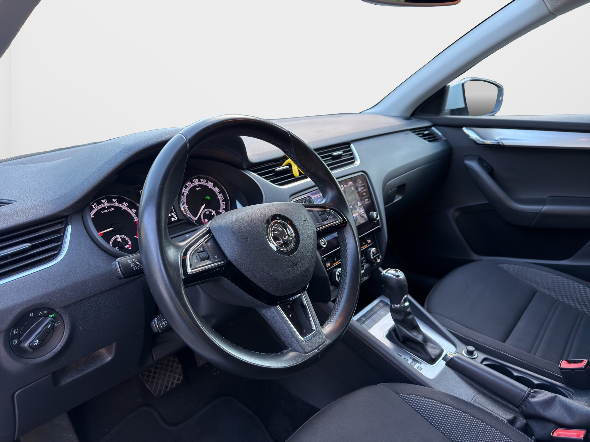 SKODA Octavia Combi 2.0 TDI Ambition 4x4 DSG-image-9