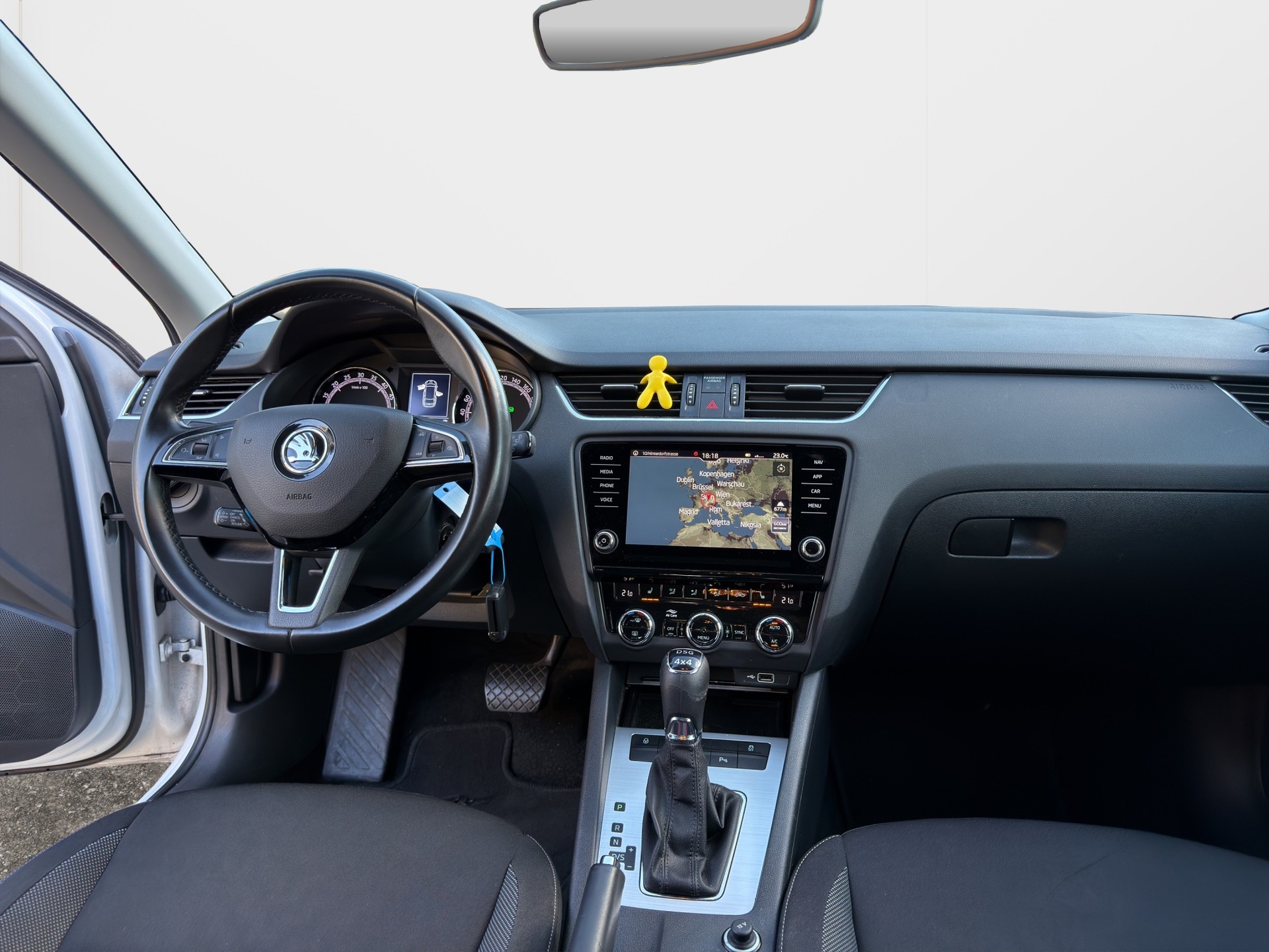 SKODA Octavia Combi 2.0 TDI Ambition 4x4 DSG-image-11