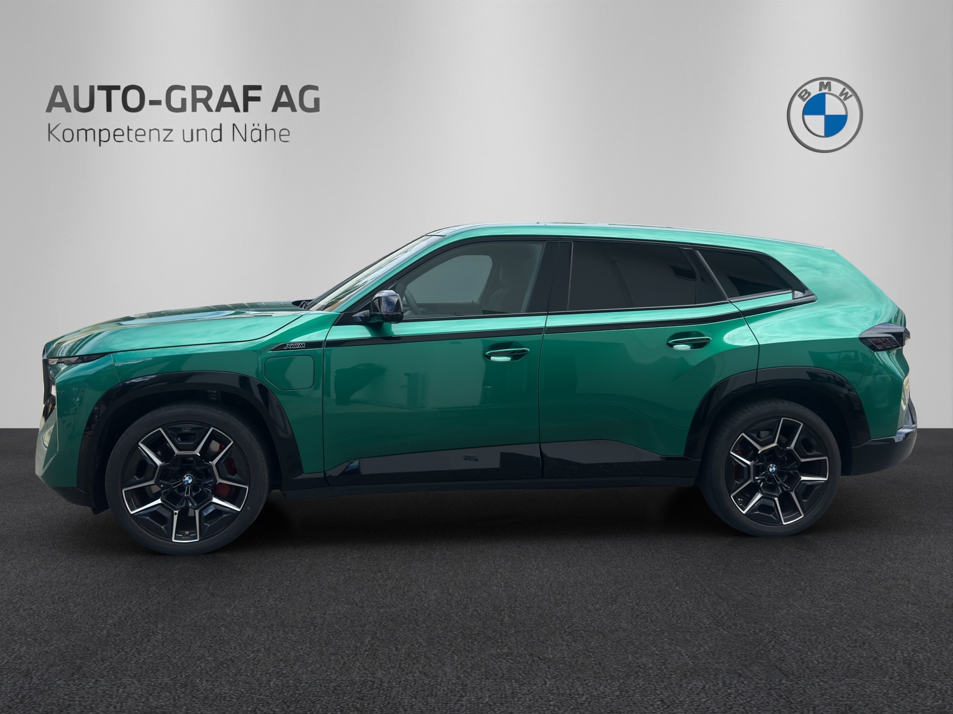 BMW XM 50e Plug-in Hybrid-showroom-element-1