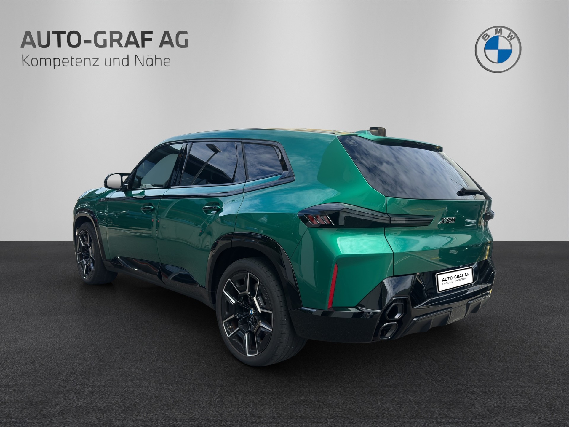 BMW XM 50e Plug-in Hybrid-showroom-element-2
