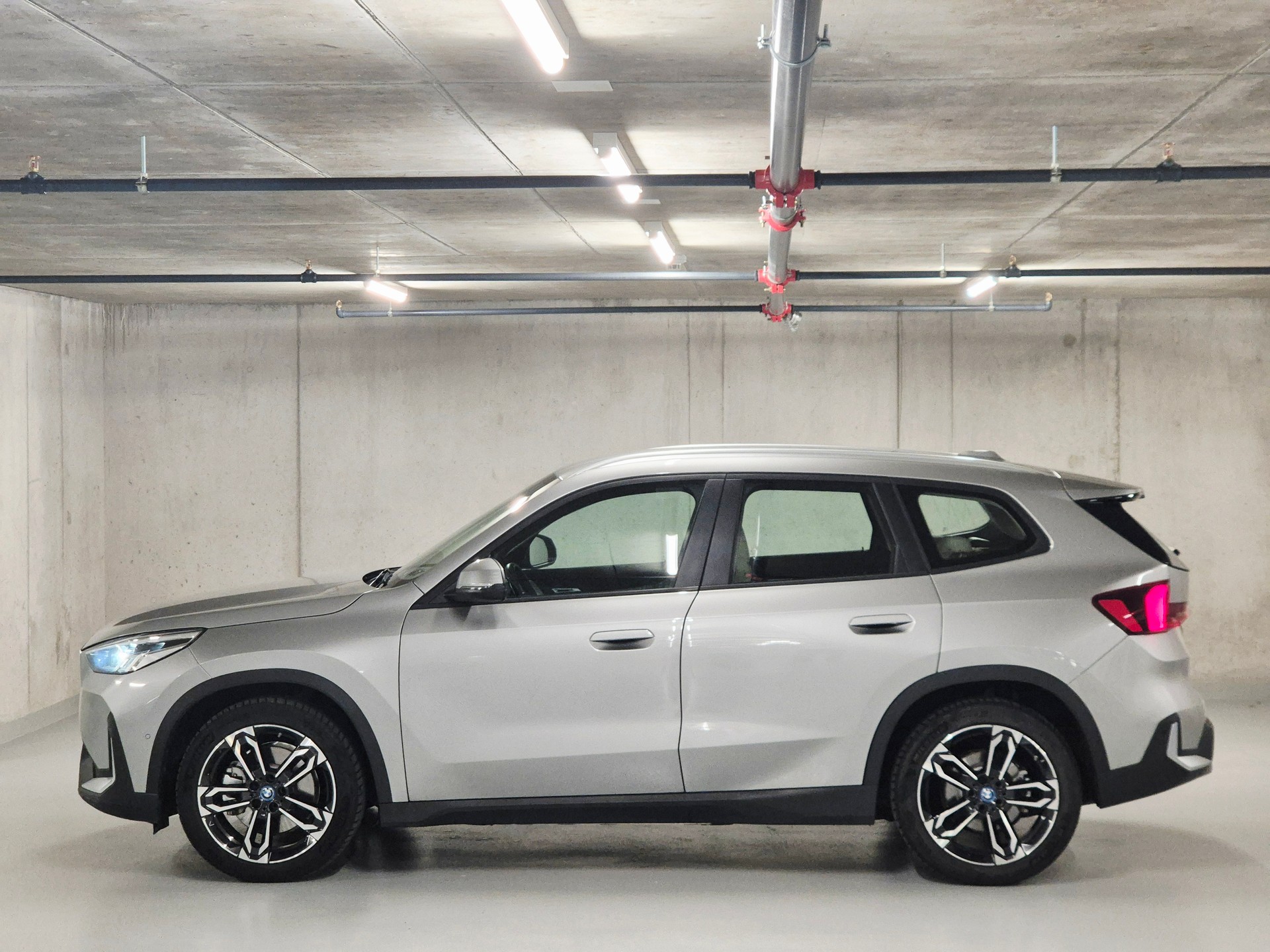 BMW iX1 xDrive 30-image-3
