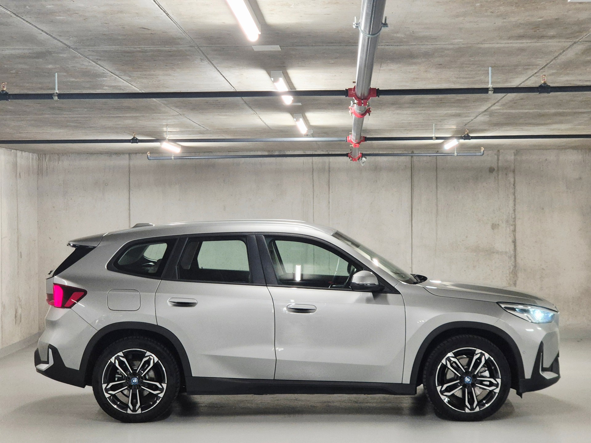 BMW iX1 xDrive 30-image-4