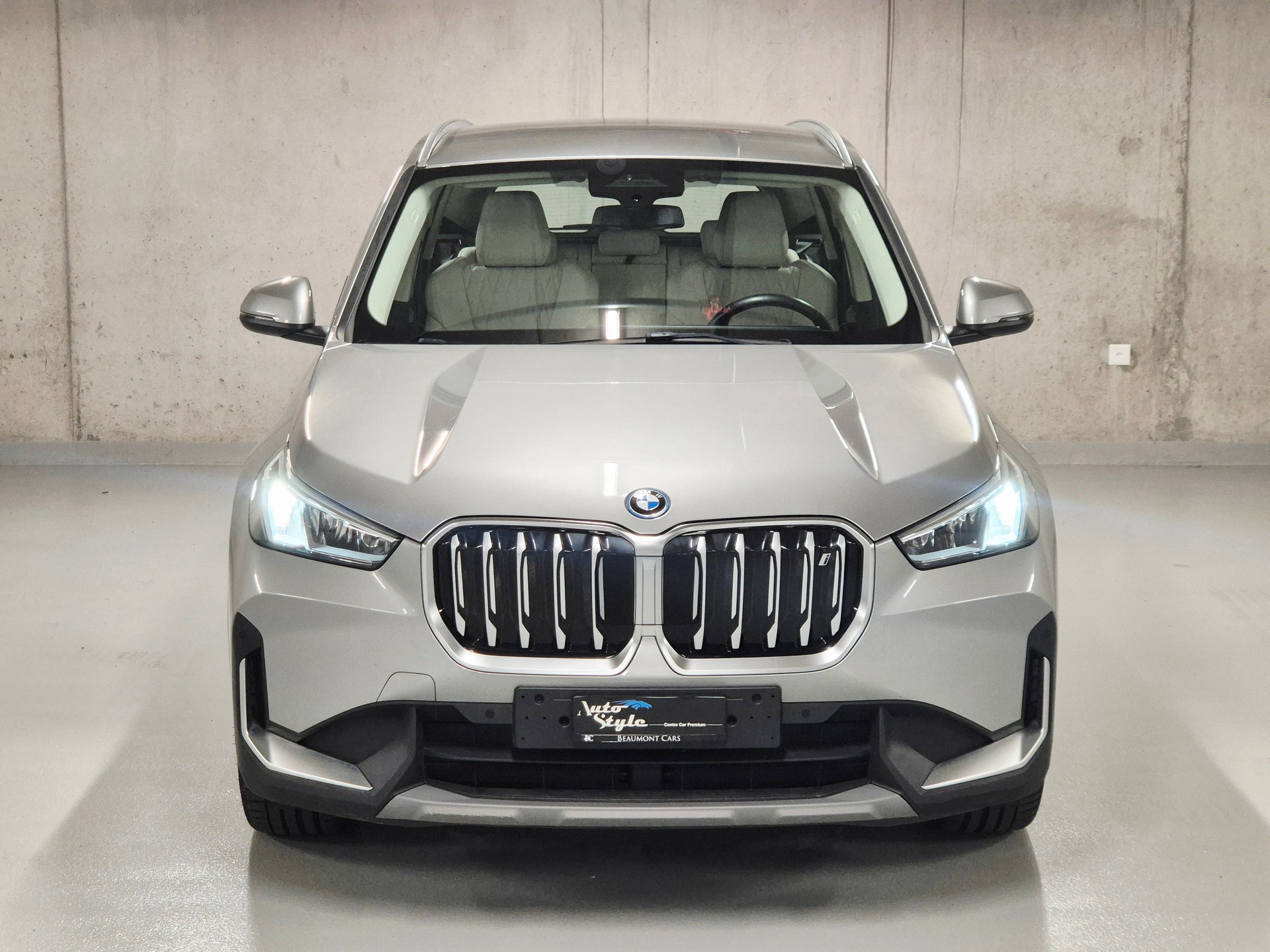 BMW iX1 xDrive 30-image-1