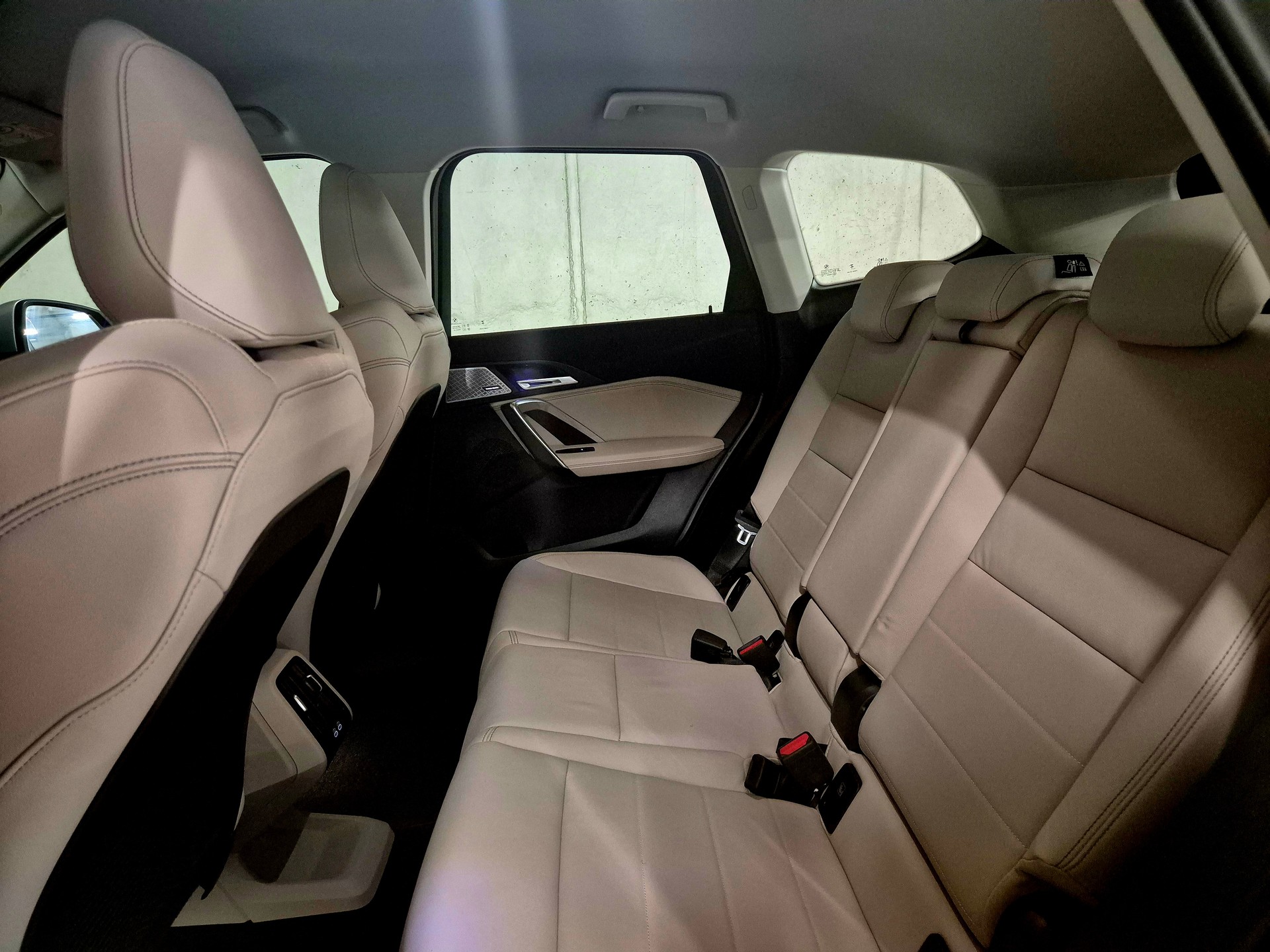 BMW iX1 xDrive 30-image-12