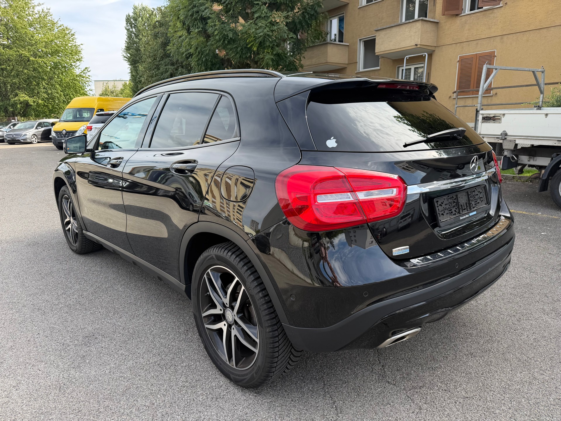 MERCEDES-BENZ GLA 250 Style 4Matic 7G-DCT-image-2