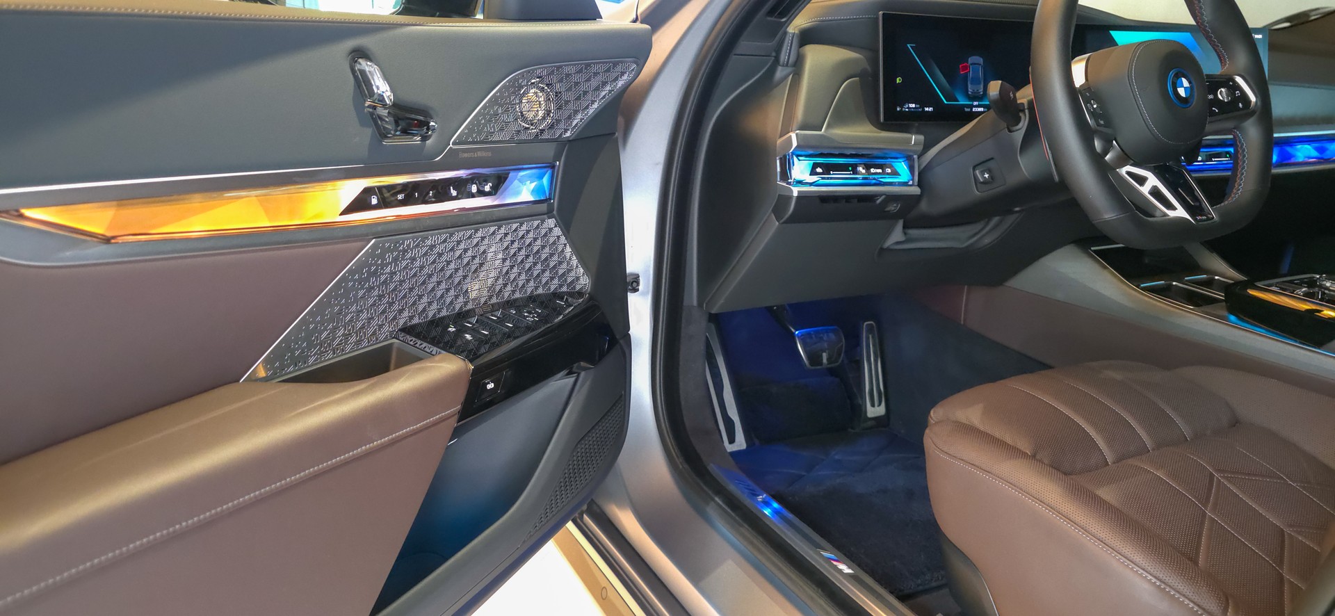 BMW M760e xDrive Steptronic-image-14