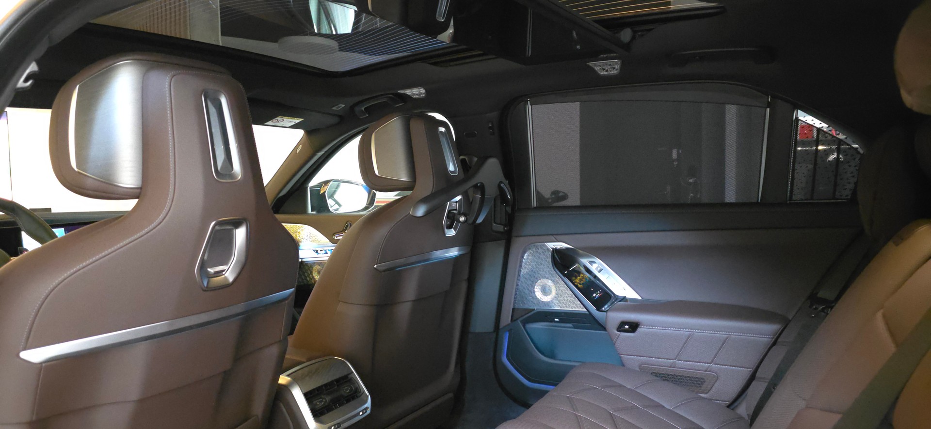 BMW M760e xDrive Steptronic-image-18