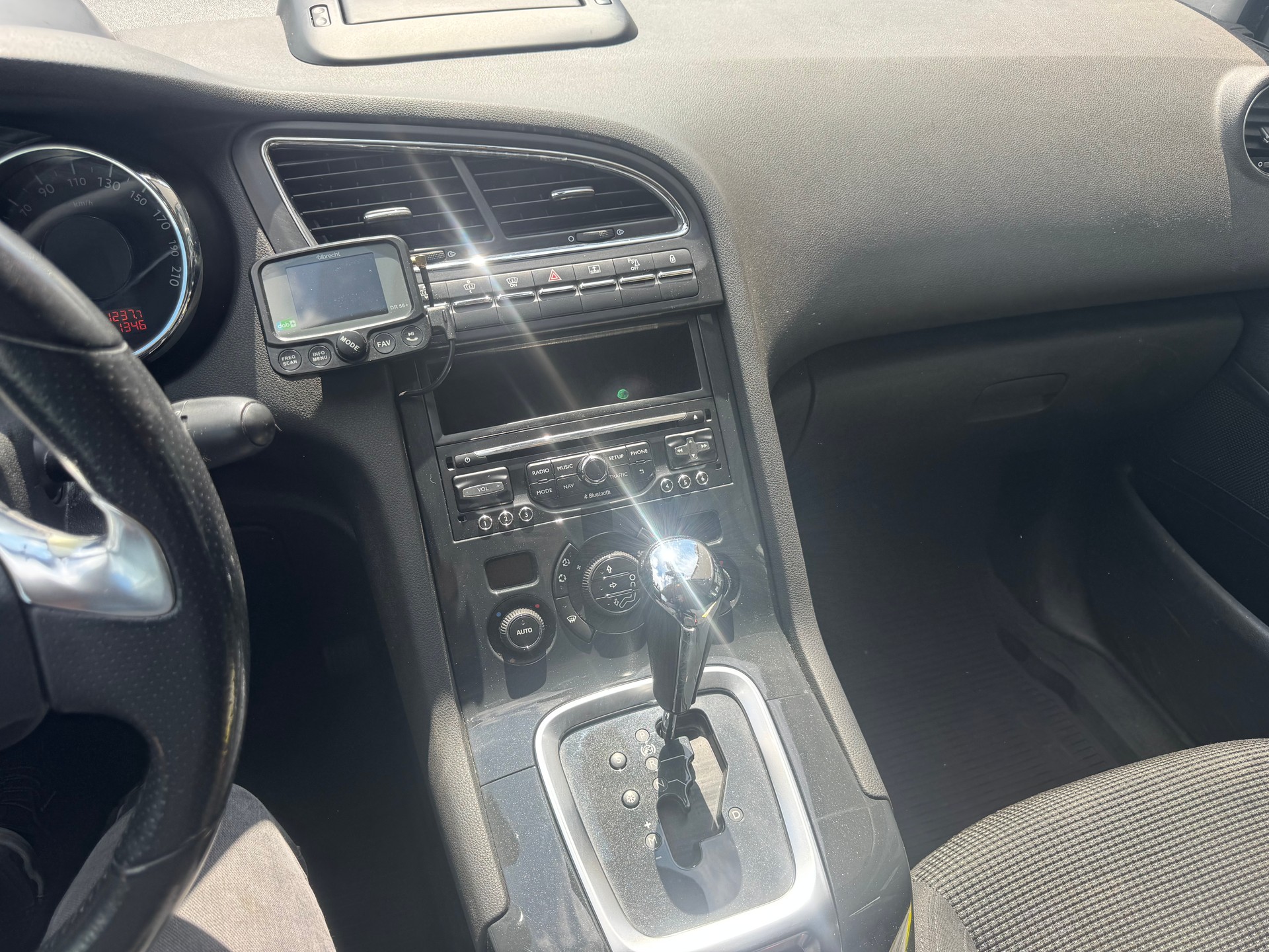 PEUGEOT 5008 1.6 THP Allure Tiptronic-image-5