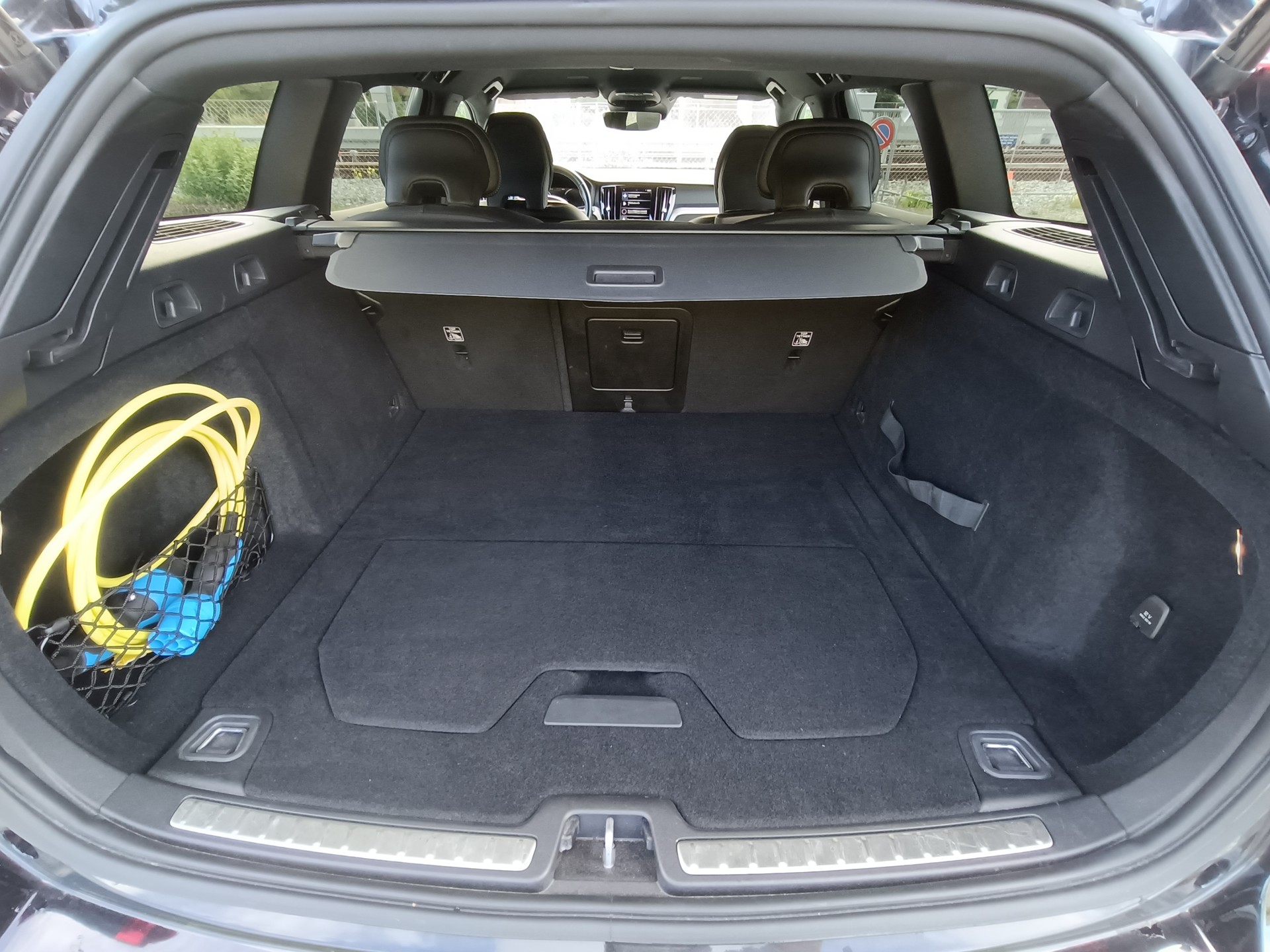 VOLVO V60 T6 eAWD Twin Engine R-Design Geartronic-image-3