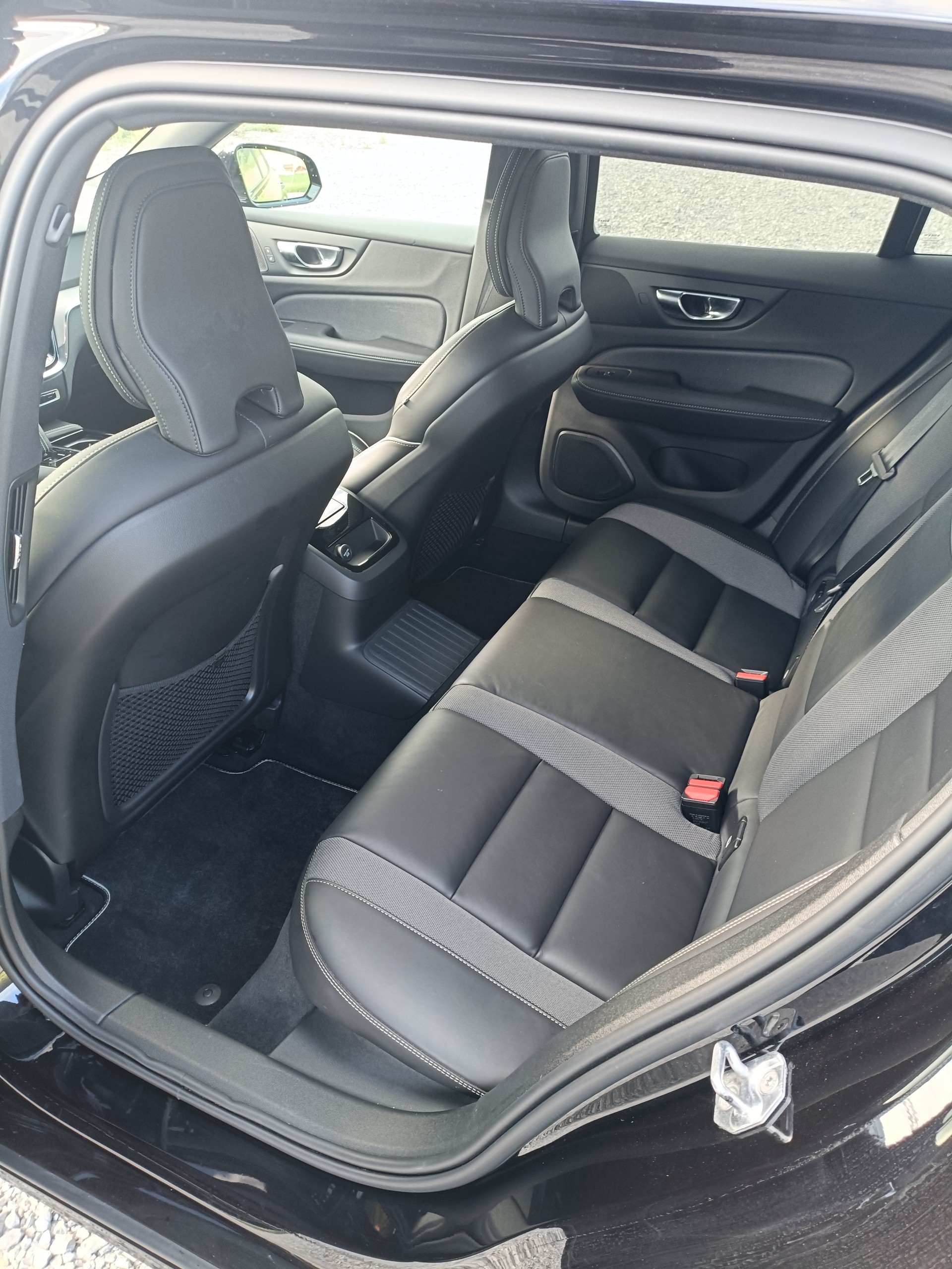 VOLVO V60 T6 eAWD Twin Engine R-Design Geartronic-image-10