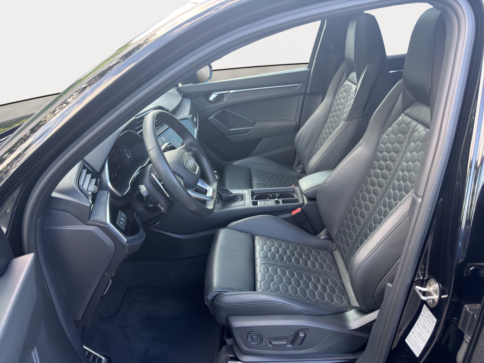 AUDI RS Q3 SB quattro S tronic 400PS-image-4