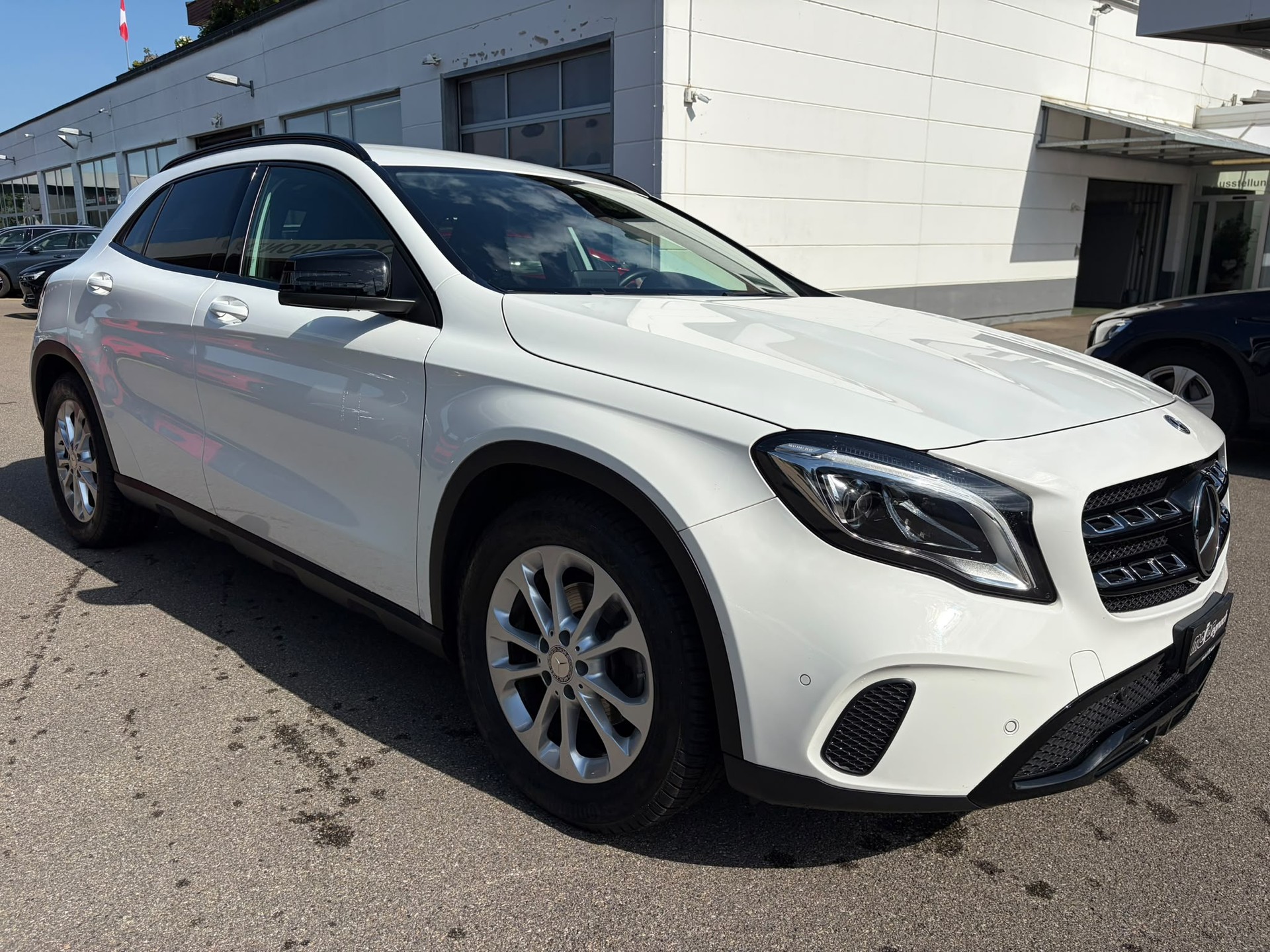 MERCEDES-BENZ GLA 200 Night Star 7G-DCT-image-2