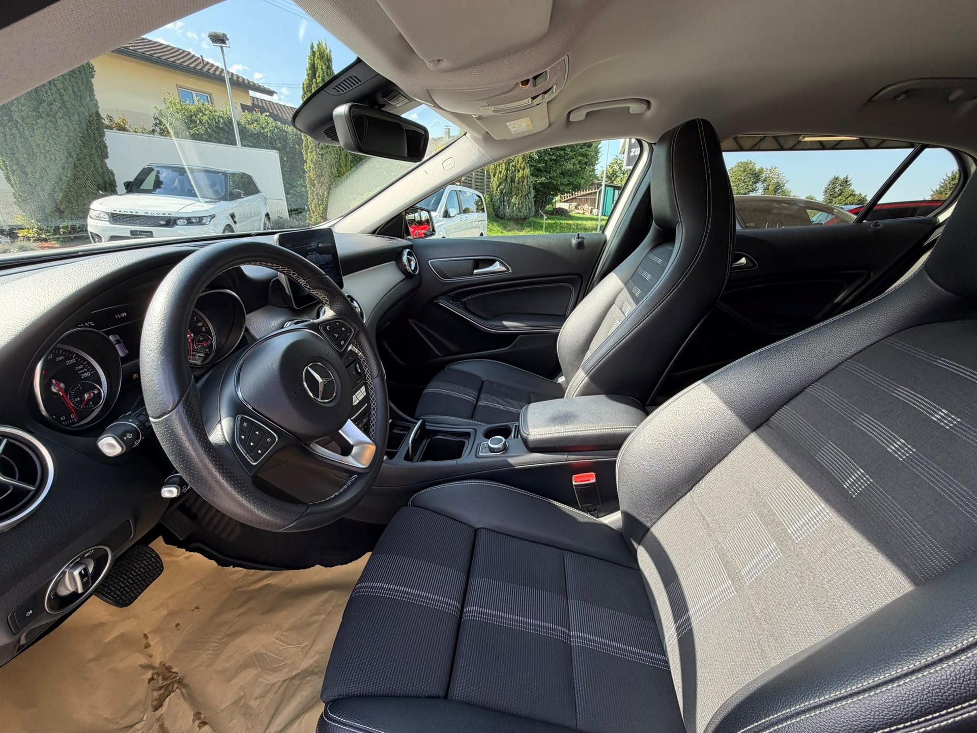 MERCEDES-BENZ GLA 200 Night Star 7G-DCT-image-12