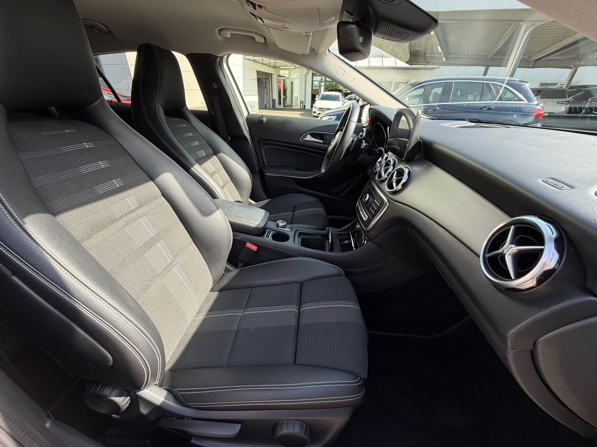 MERCEDES-BENZ GLA 200 Night Star 7G-DCT-image-13