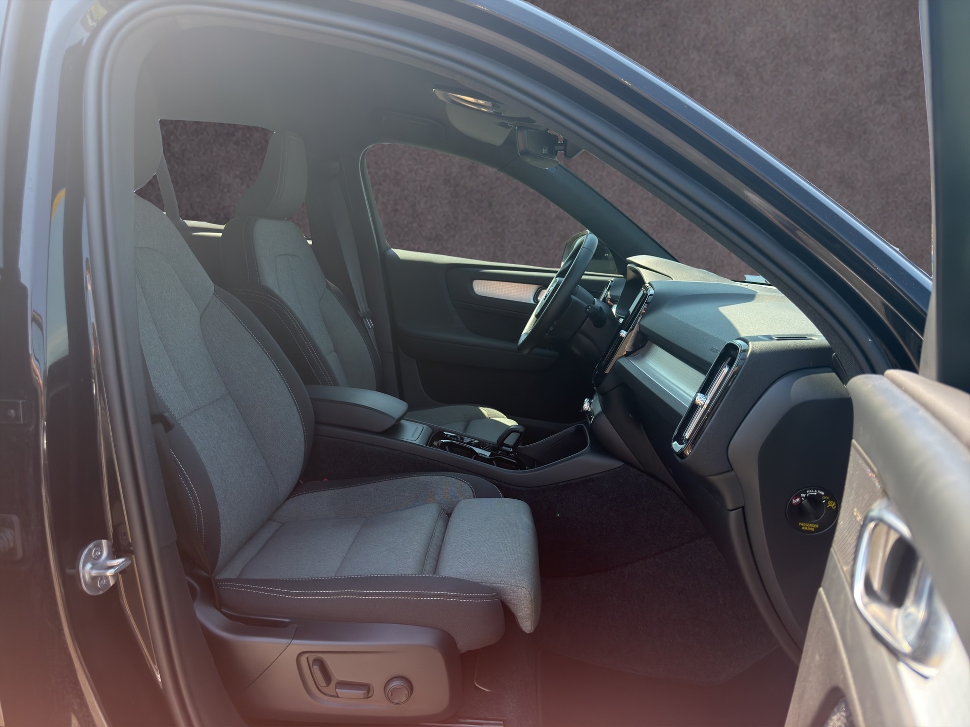 VOLVO XC40 2.0 B4 MH Plus Dark-image-14
