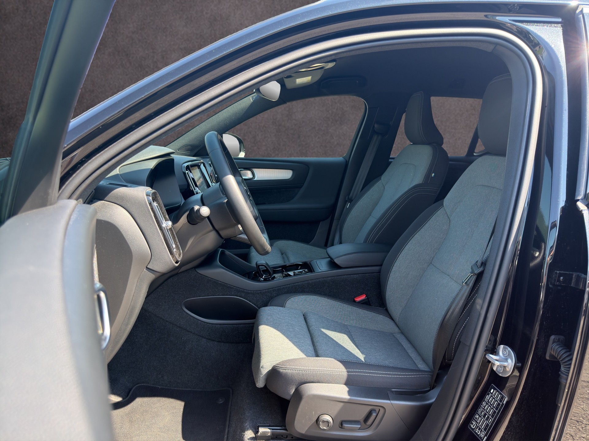 VOLVO XC40 2.0 B4 MH Plus Dark-image-8