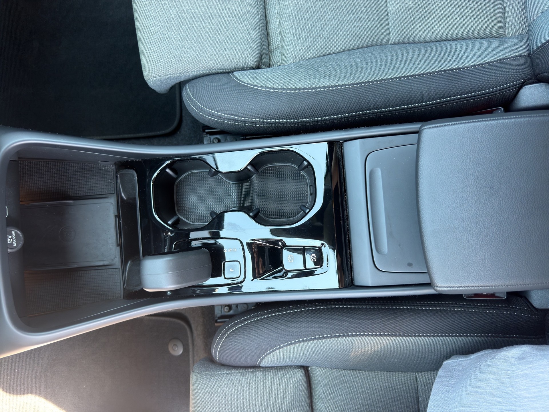 VOLVO XC40 2.0 B4 MH Plus Dark-image-16