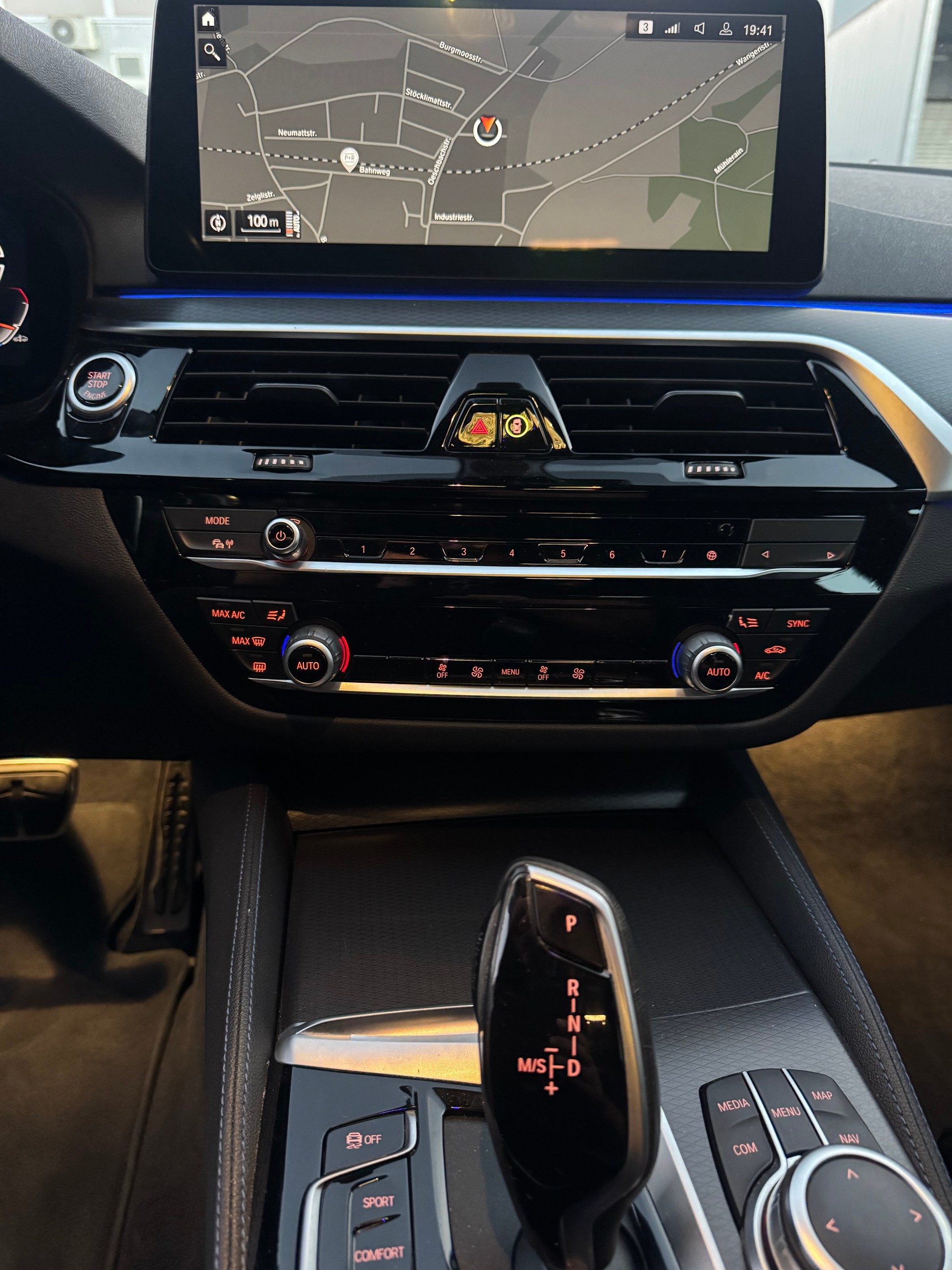 BMW 520d xDrive 48V Touring Pure M Sport Edition-image-8