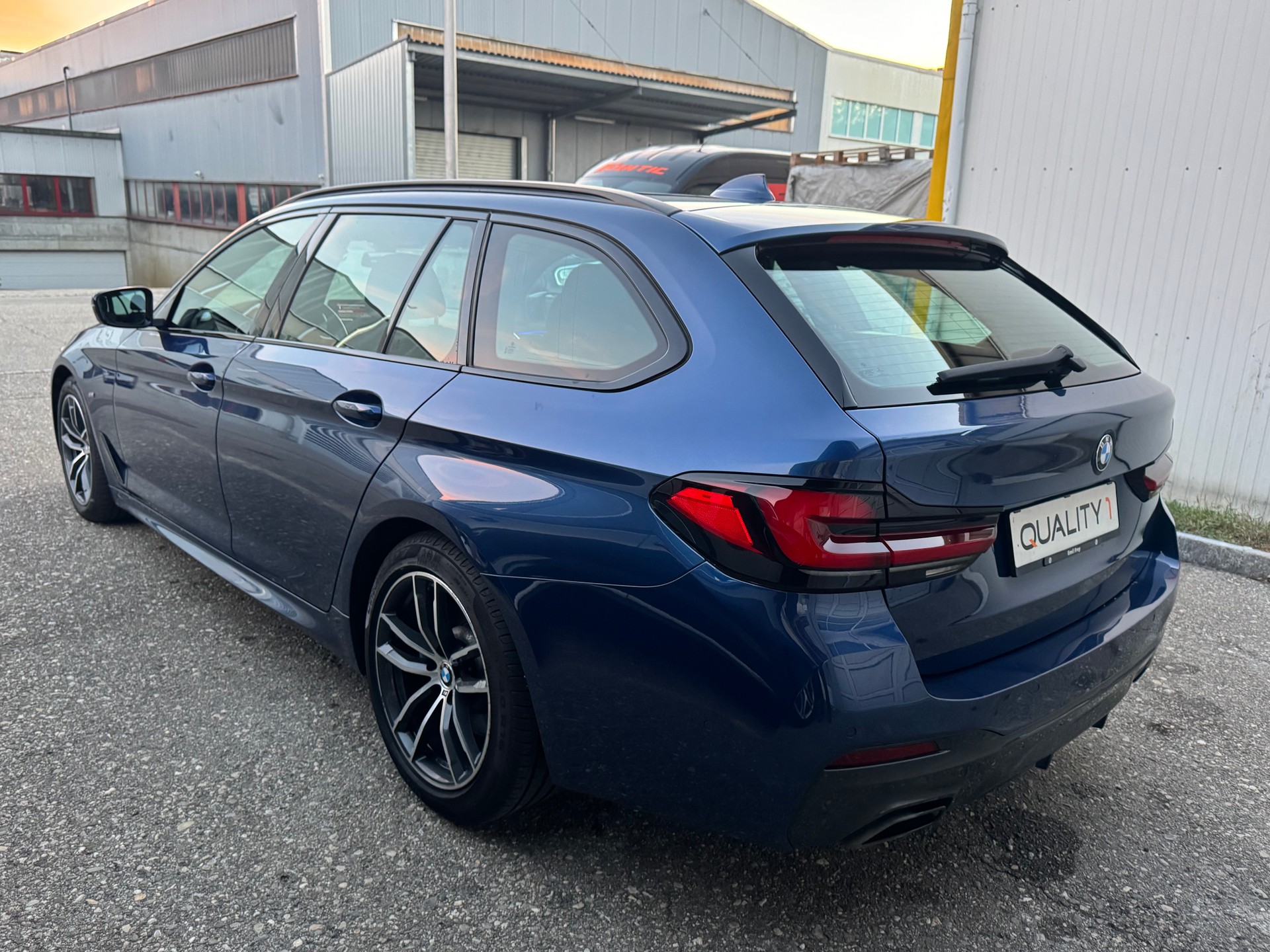 BMW 520d xDrive 48V Touring Pure M Sport Edition-image-5