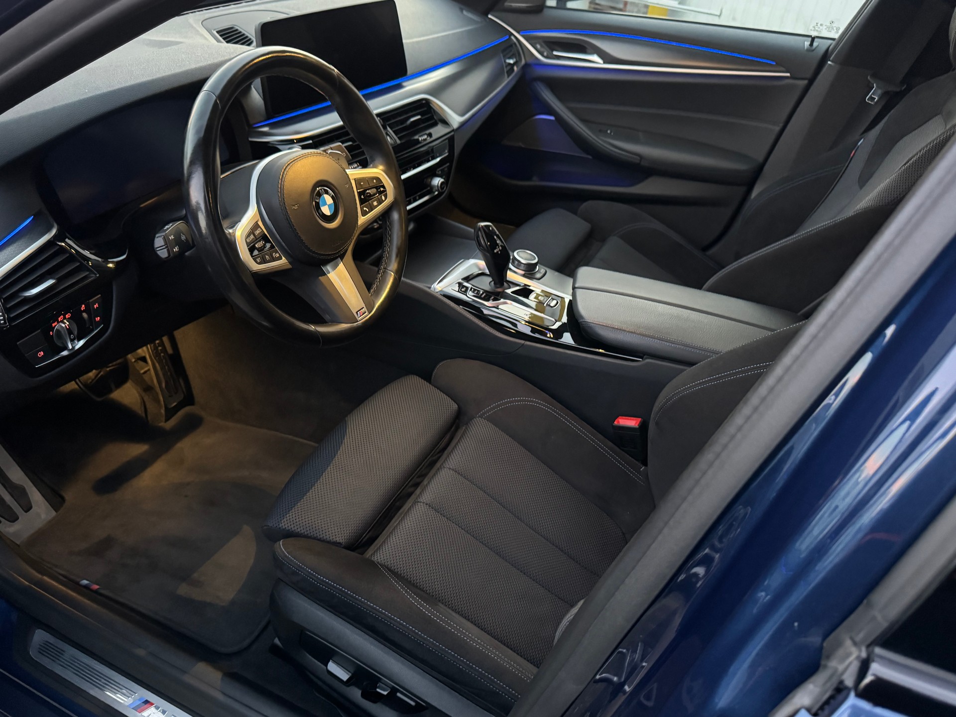 BMW 520d xDrive 48V Touring Pure M Sport Edition-image-6