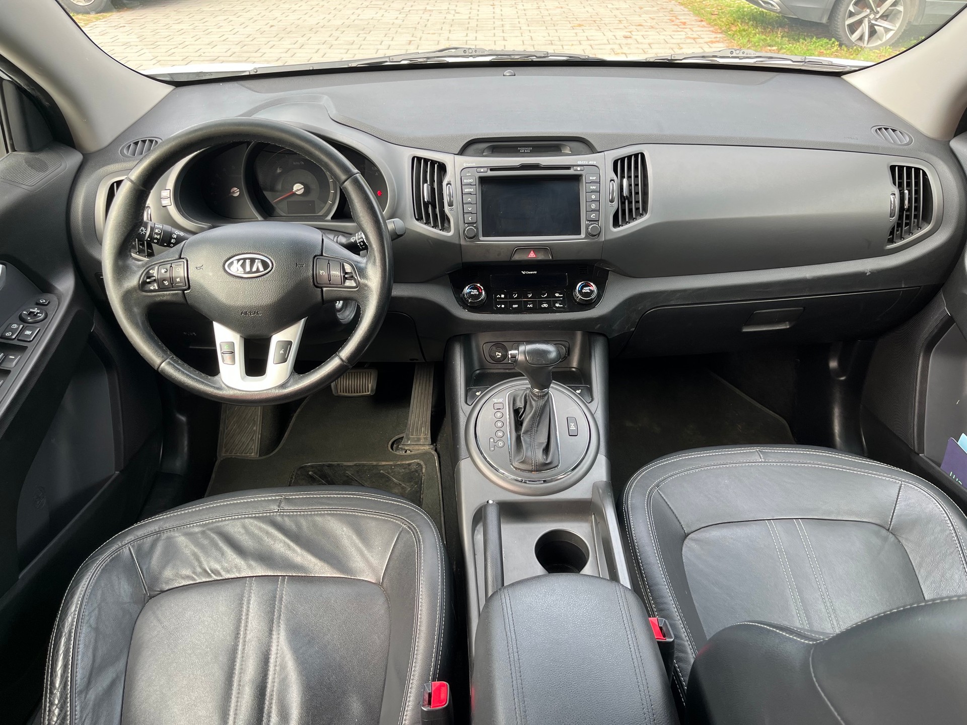 KIA Sportage 2.0 CRDi Style 4WD Automatic-image-8