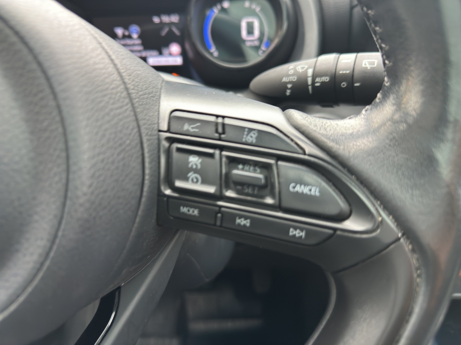 TOYOTA Yaris 1.5 Premium e-CVT-image-14