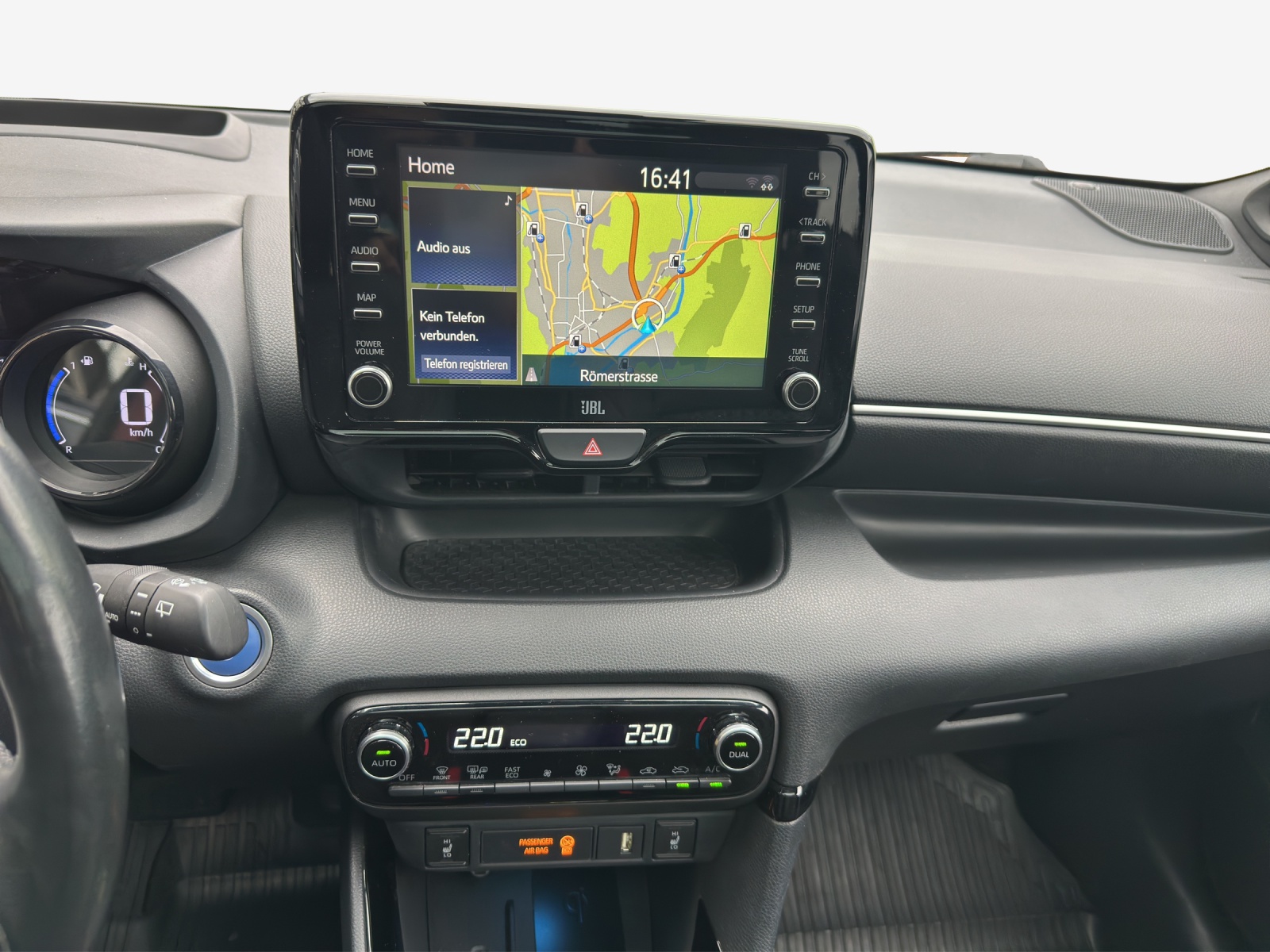 TOYOTA Yaris 1.5 Premium e-CVT-image-10