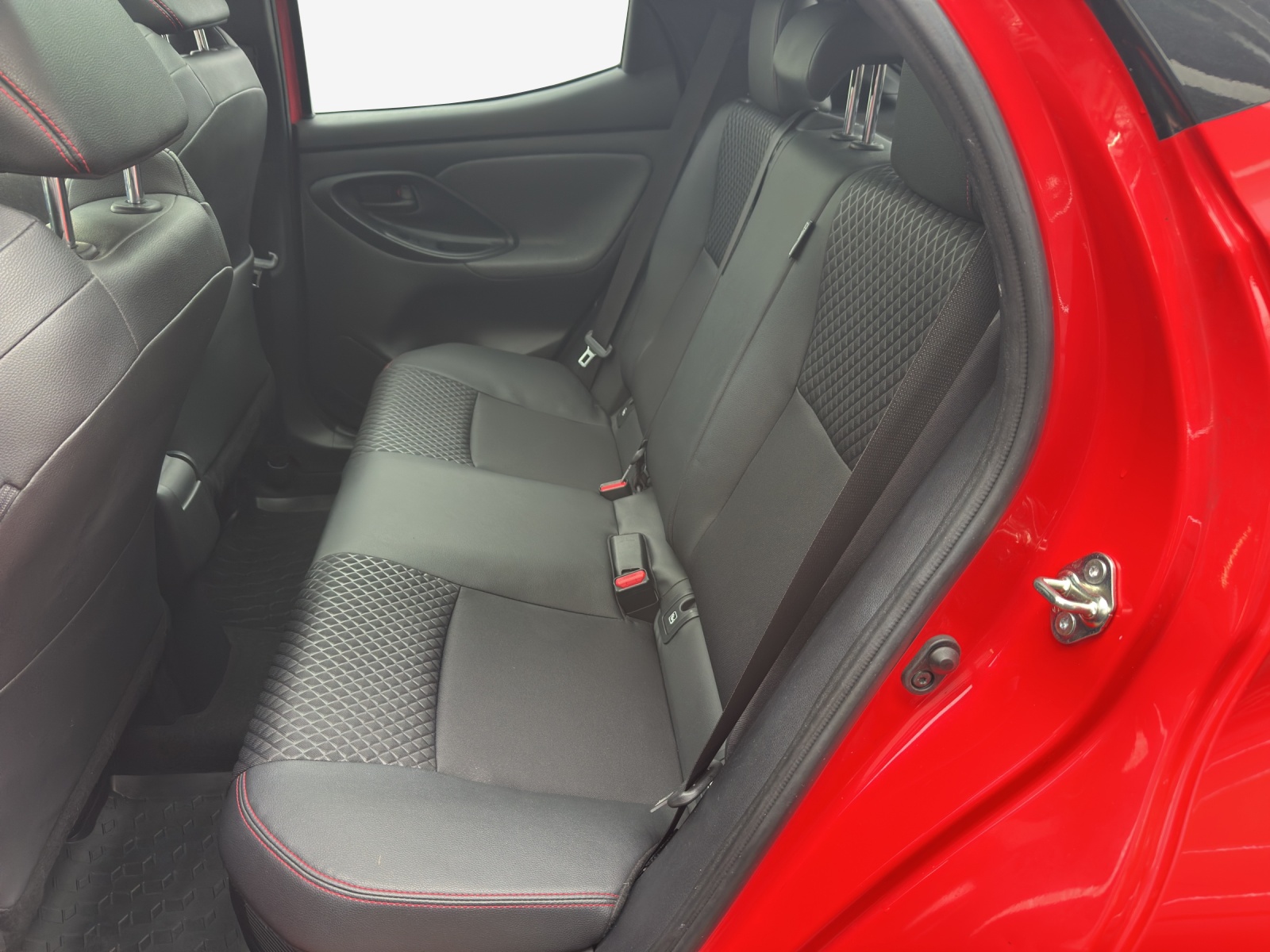 TOYOTA Yaris 1.5 Premium e-CVT-image-11