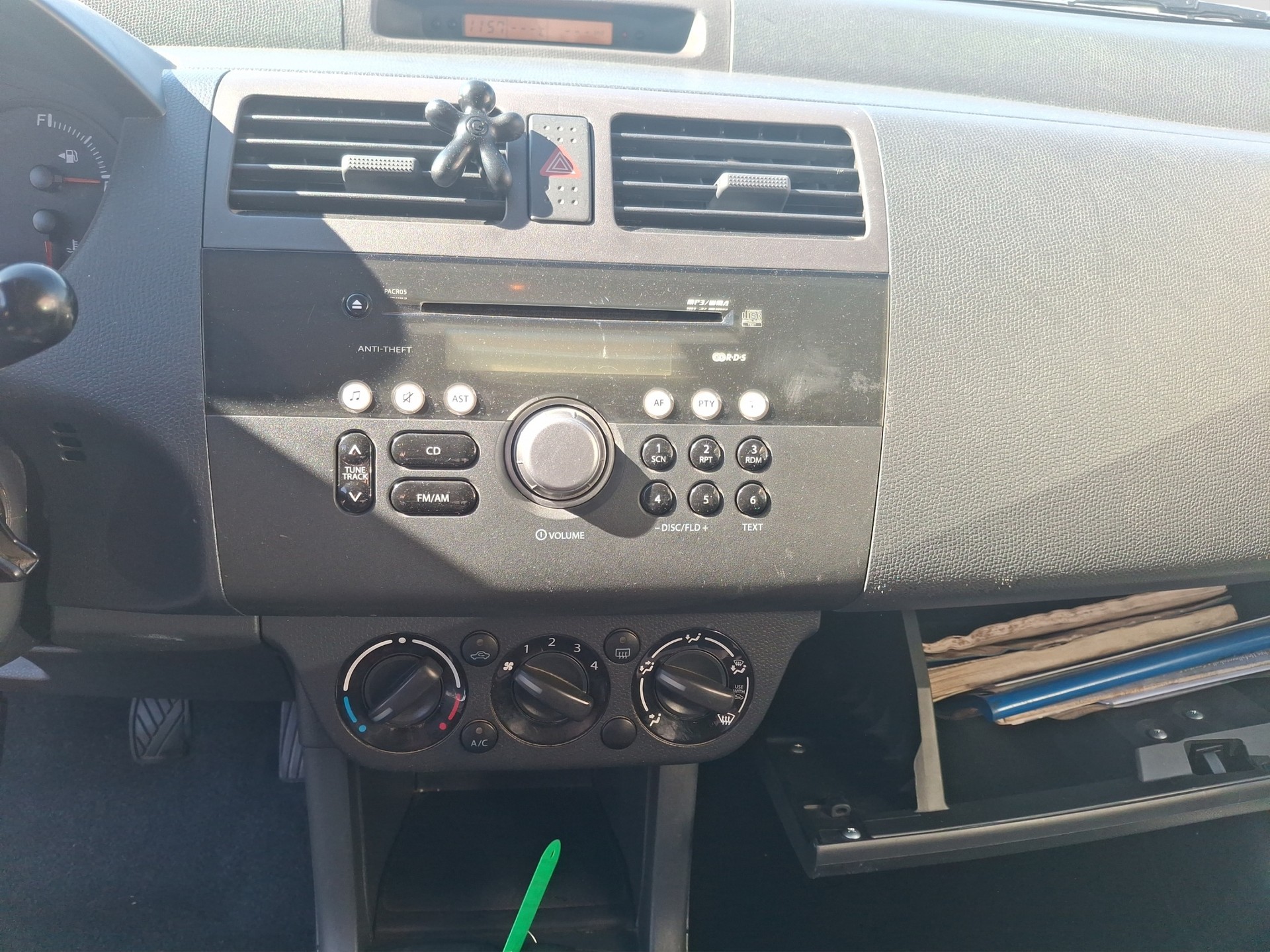 SUZUKI Swift 1.3i 16V GL Top 4x4-image-7