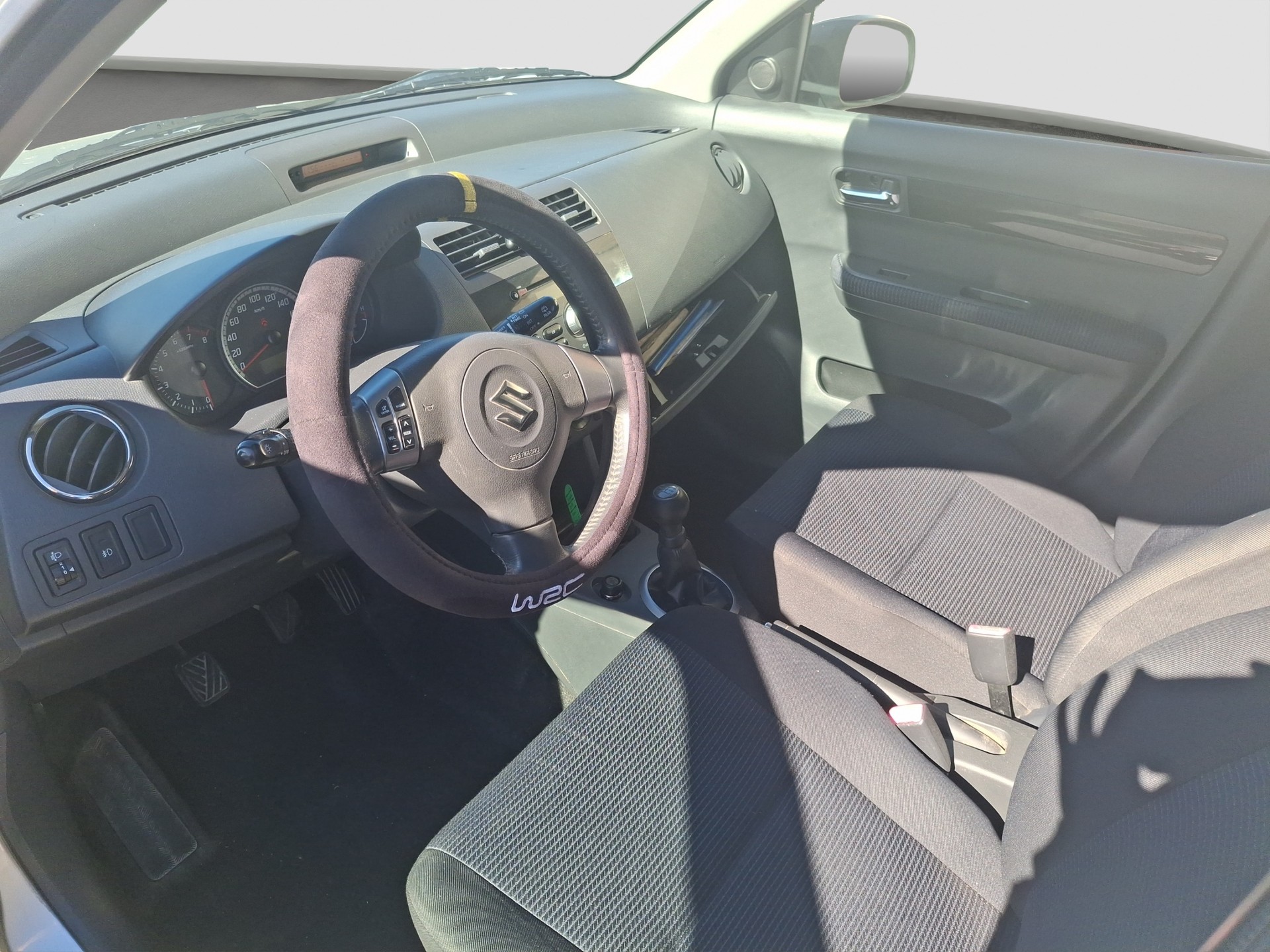 SUZUKI Swift 1.3i 16V GL Top 4x4-image-6
