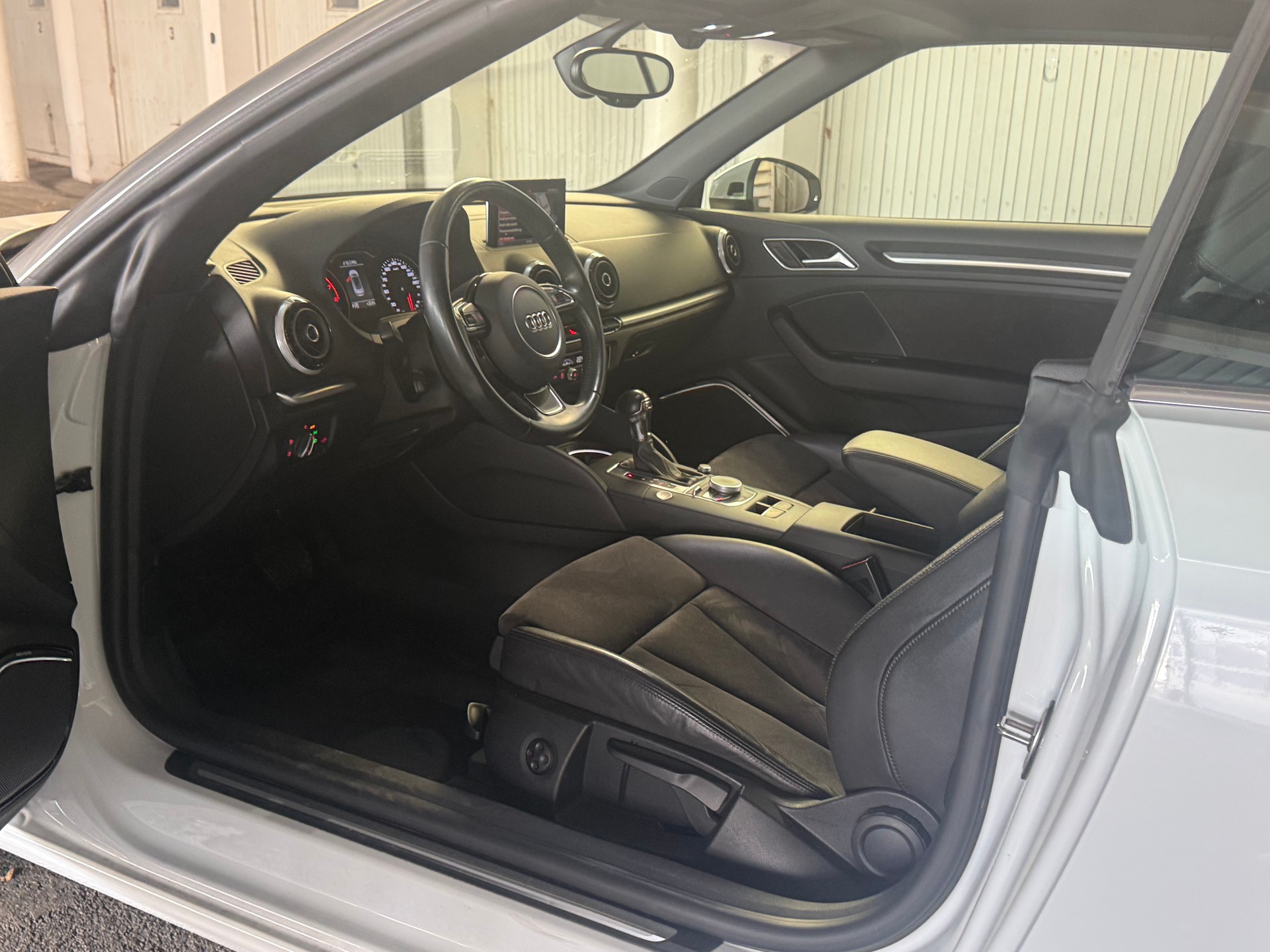 AUDI A3 Cabriolet 1.8 TFSI Ambiente quattro S-tronic-image-11