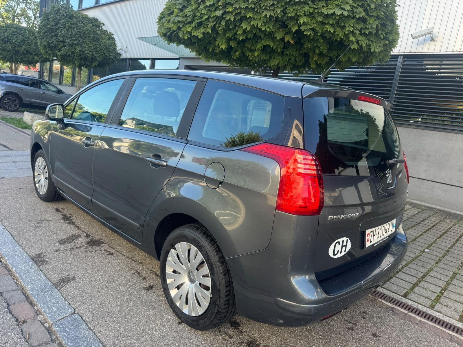 PEUGEOT 5008 1.6 16V VTI Trendy Clim-image-2